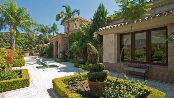 Luxury and private villa with sea views for sale in La Zagaleta Golf & Country Club_Garden II_Realista Quality Properties Marbella