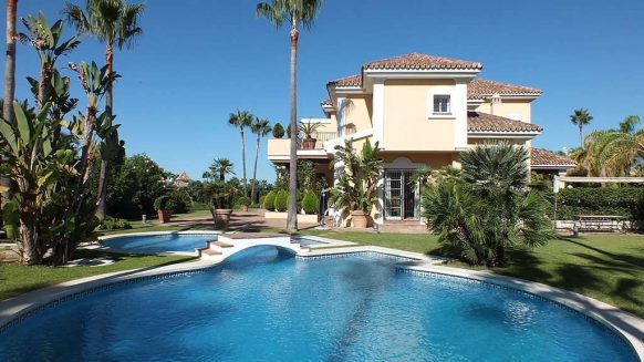 Beachside Villa Bahia de Marbella_Haeted swimmingpool_Realista Quality Properties Marbella