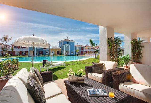 Apartamento totalmente amueblado de 2 dormitorios en planta baja en Cortijo del Mar Estepona cerca de Marbella