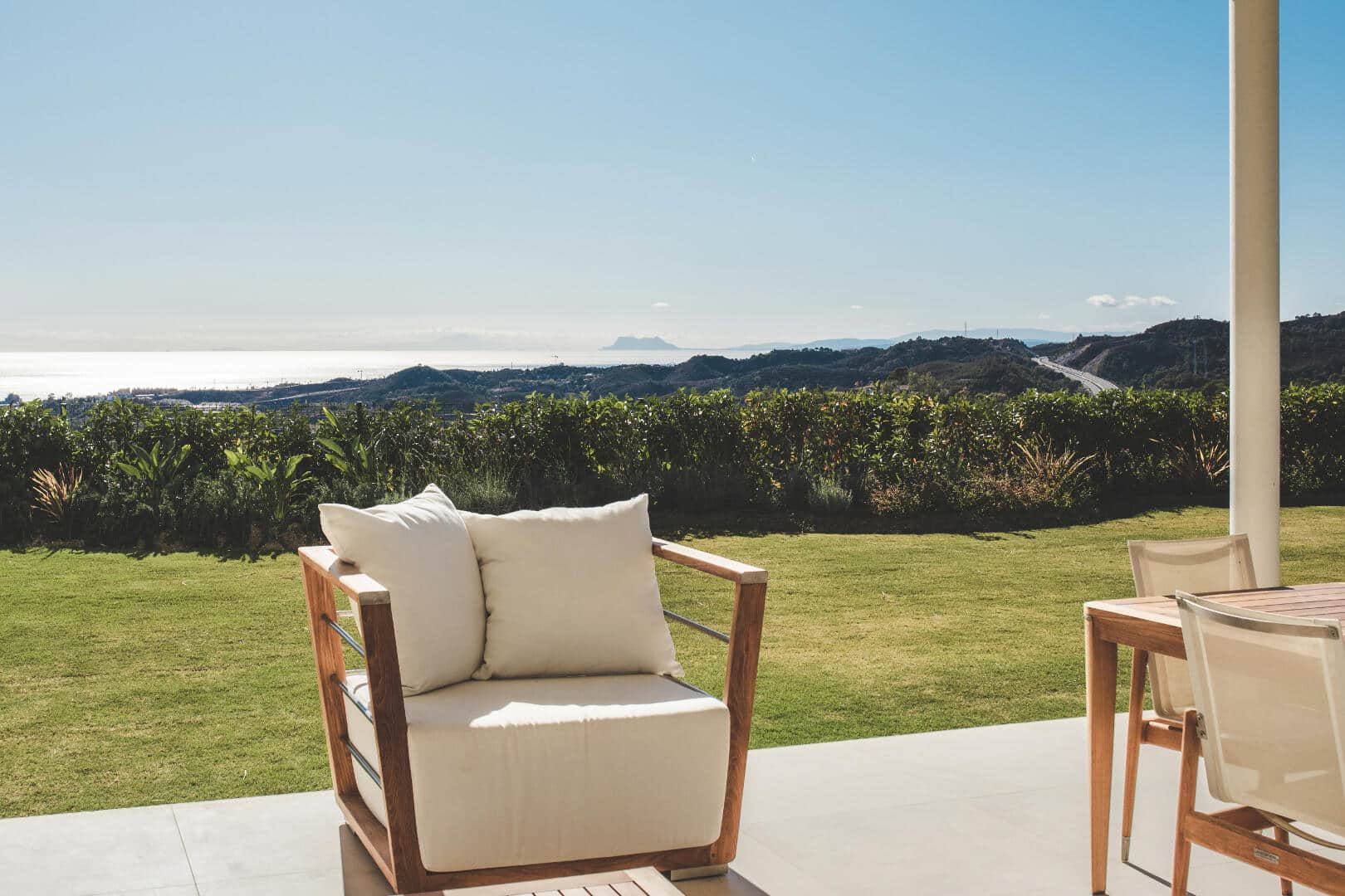 Marbella Club Hills apartamento dúplex en planta baja con vistas panorámicas hacia la Costa Africana