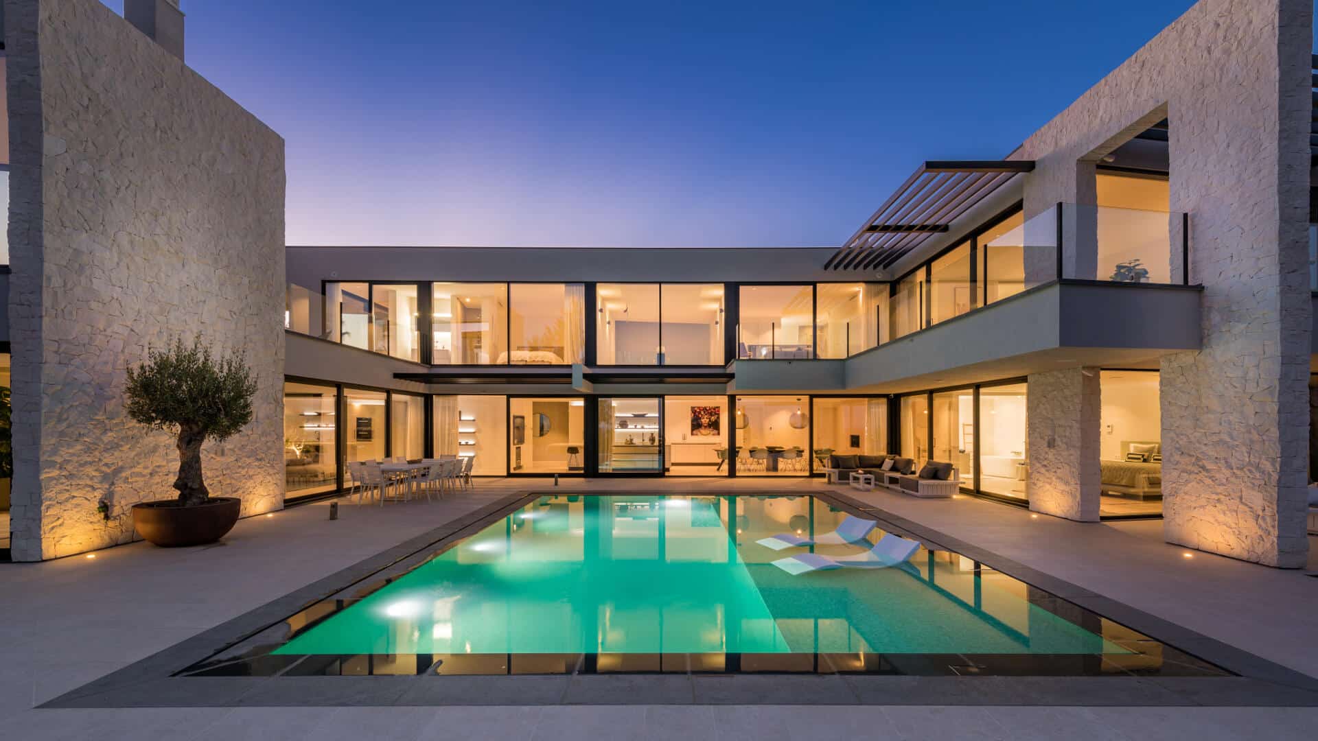 Nueva y moderna Villa Aquamarine en La Alqueria Benahavis en primera línea de golf con vistas al mar