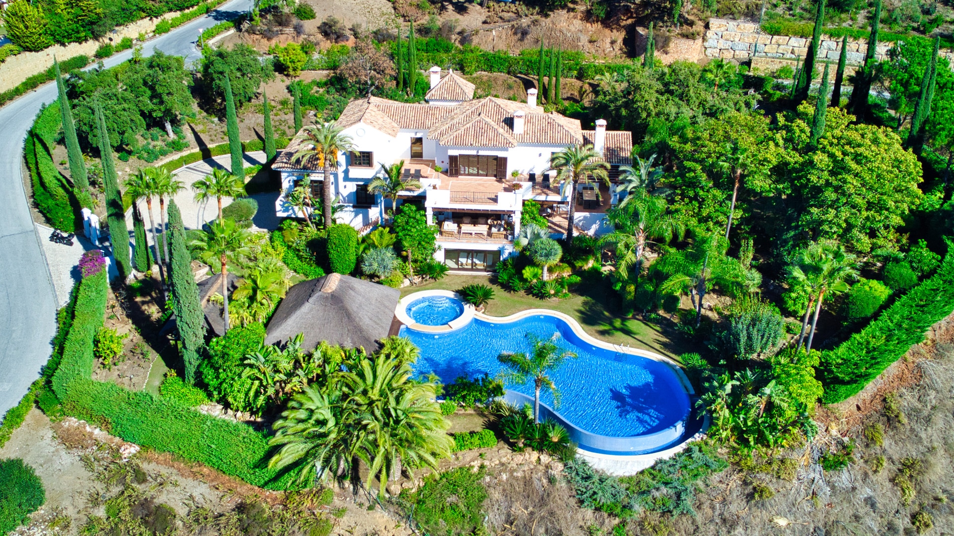 Lujosa villa mediterránea de alta gama en La Zagaleta Benahavis, con preciosas zonas ajardinadas y piscina interior