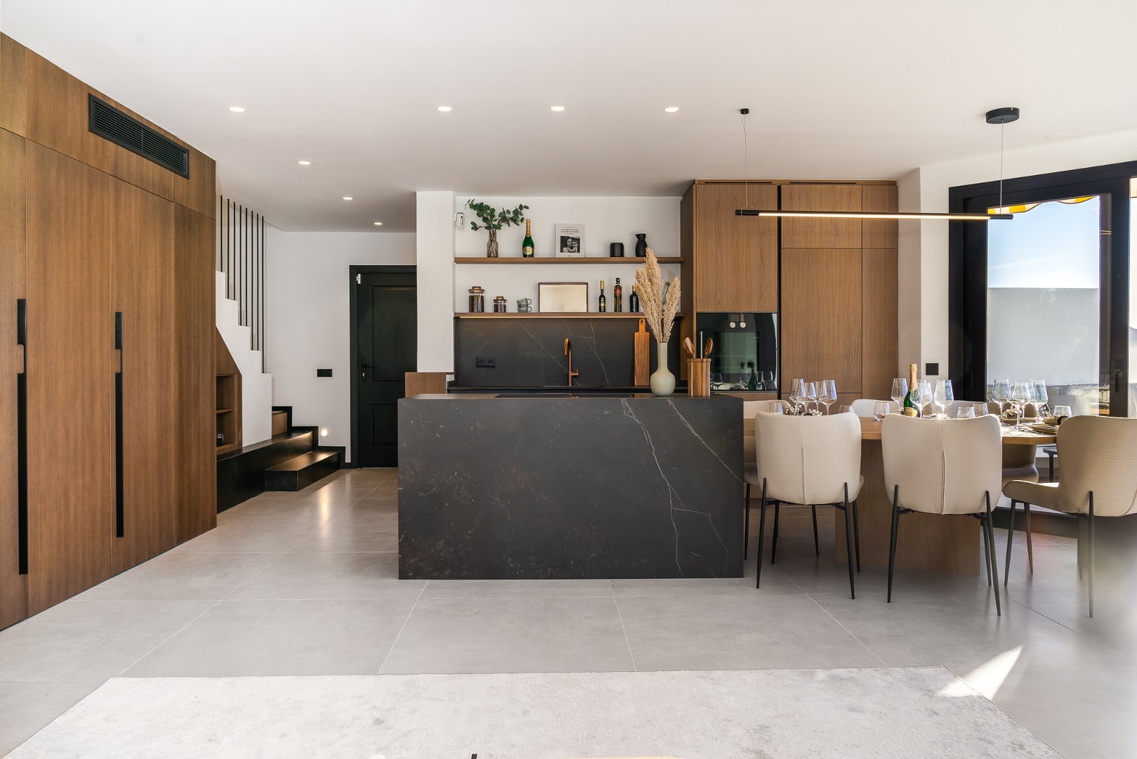 Impresionante ático renovado en Coto Real idealmente situado en la Milla de Oro de Marbella