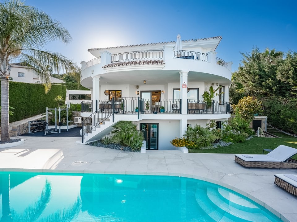 Villa con Espectaculares Vistas al Mar Situada en un Barrio Familiar en La Quinta, Benahavis