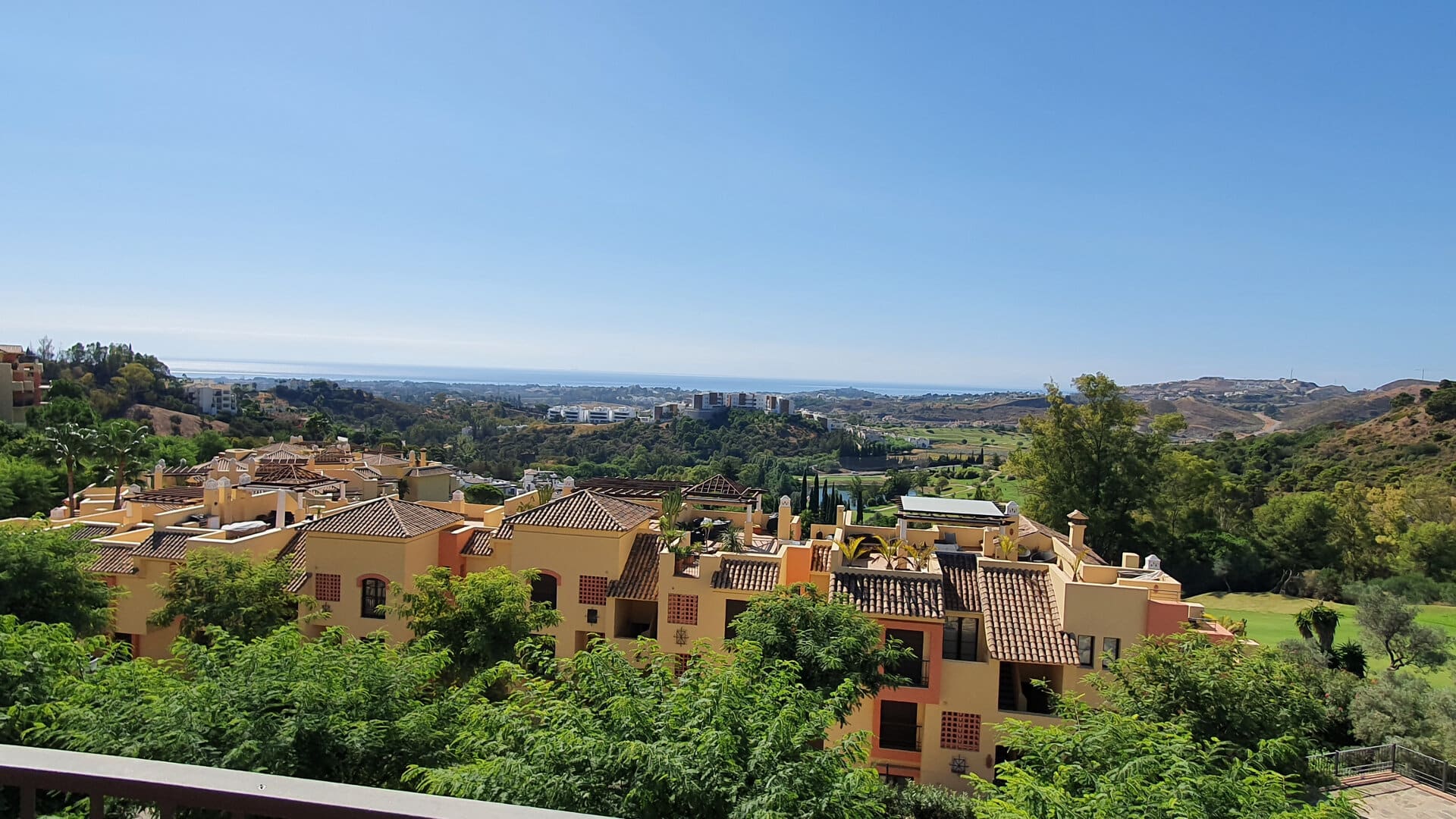El más hermoso ático de esquina de 3 dormitorios en venta en La Finca Los Arqueros Benahavis