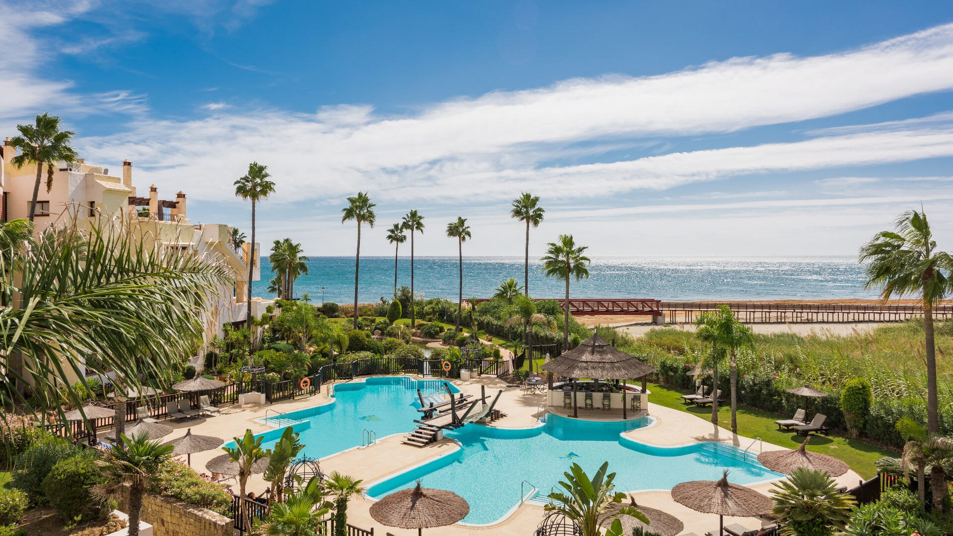 Moderno Apartamento Totalmente Reformado en el Complejo de Alto Standing de Bahía del Velerín, Estepona