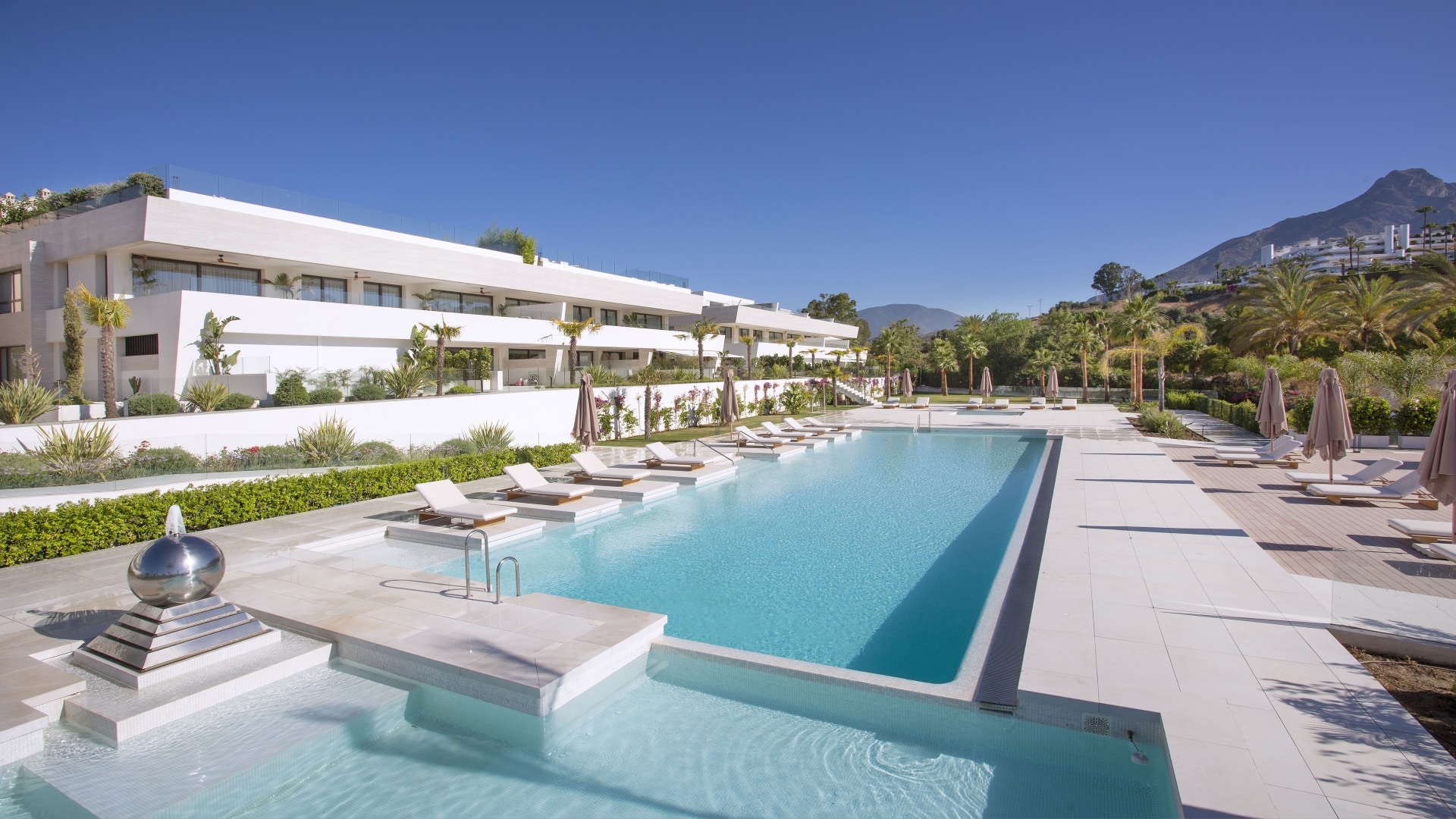 Impecable Ático de Lujo de 4 dormitorios Idealmente Situado en el Centro de la Milla de Oro en la Épica Marbella
