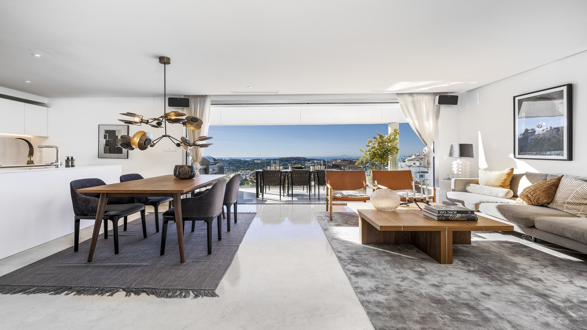 Lujoso Atico Duplex Escandinavo con Vistas Panoramicas y Moderno Diseño en La Morelia, Nueva Andalucia
