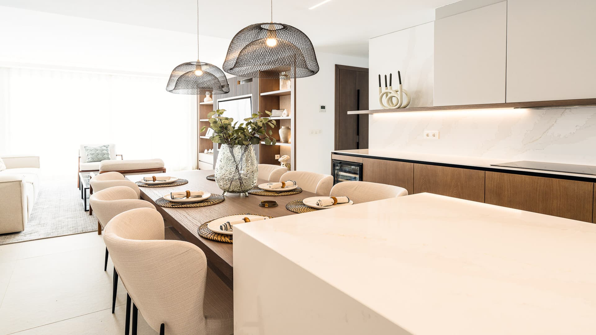 Lujoso Apartamento Duplex con Espectaculares Vistas Panoramicas en la exclusiva Comunidad de Las Colinas, Benahavis