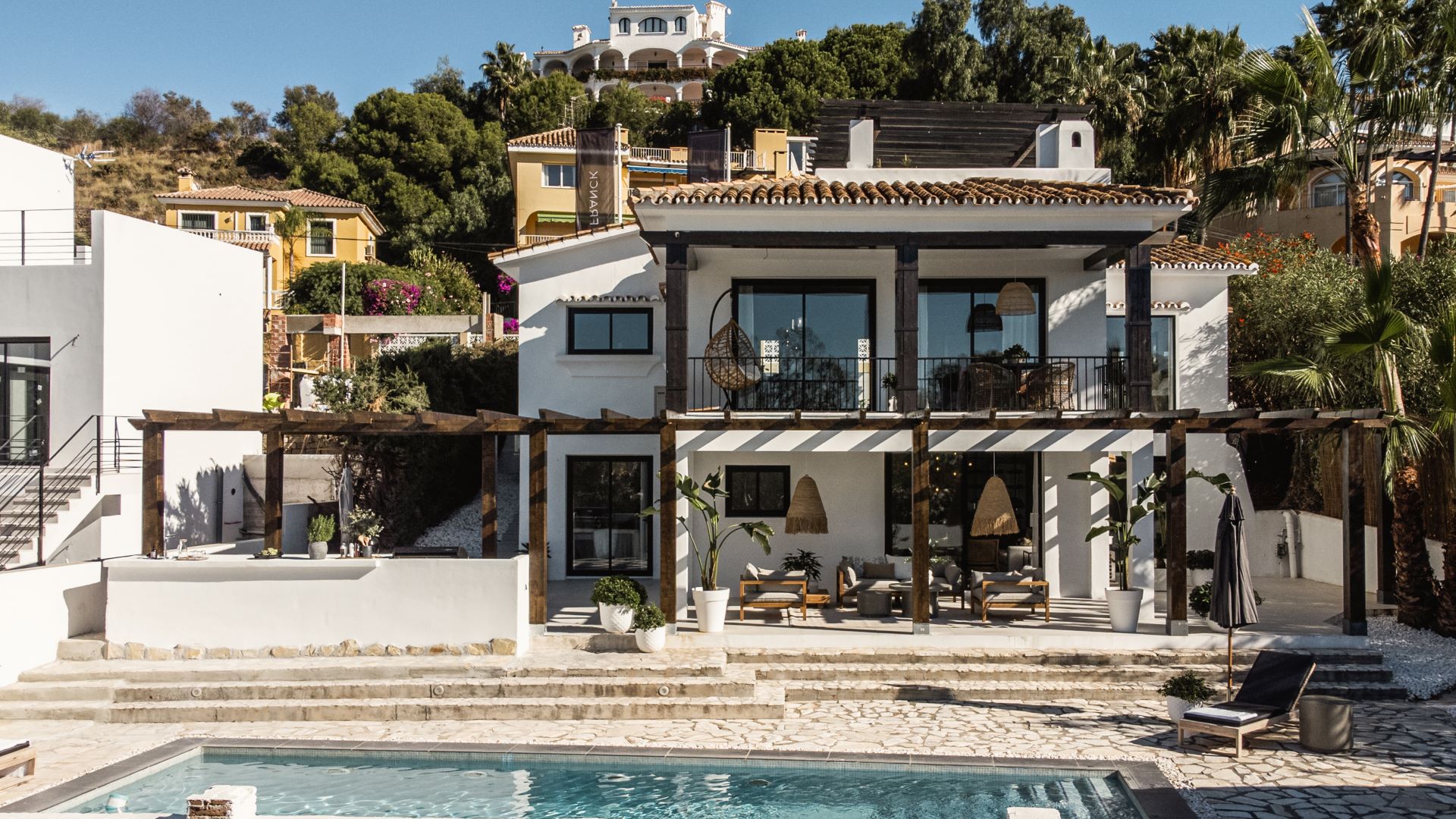 Magnífica Villa lista para entrar a vivir totalmente remodelada con estilo escandinavo cerca de Puerto Banús, situada en Nueva Andalucía