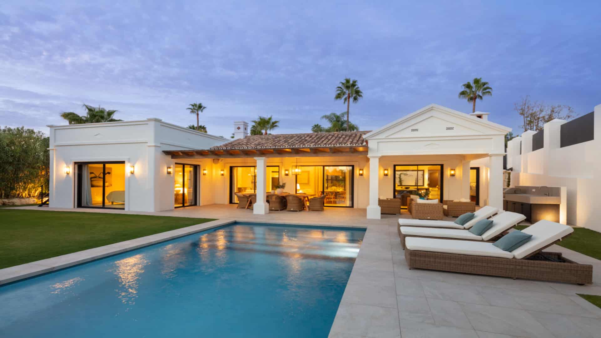 Espléndida villa de lujo de 3 dormitorios situada en la tranquila comunidad de Nueva Andalucía, Marbella