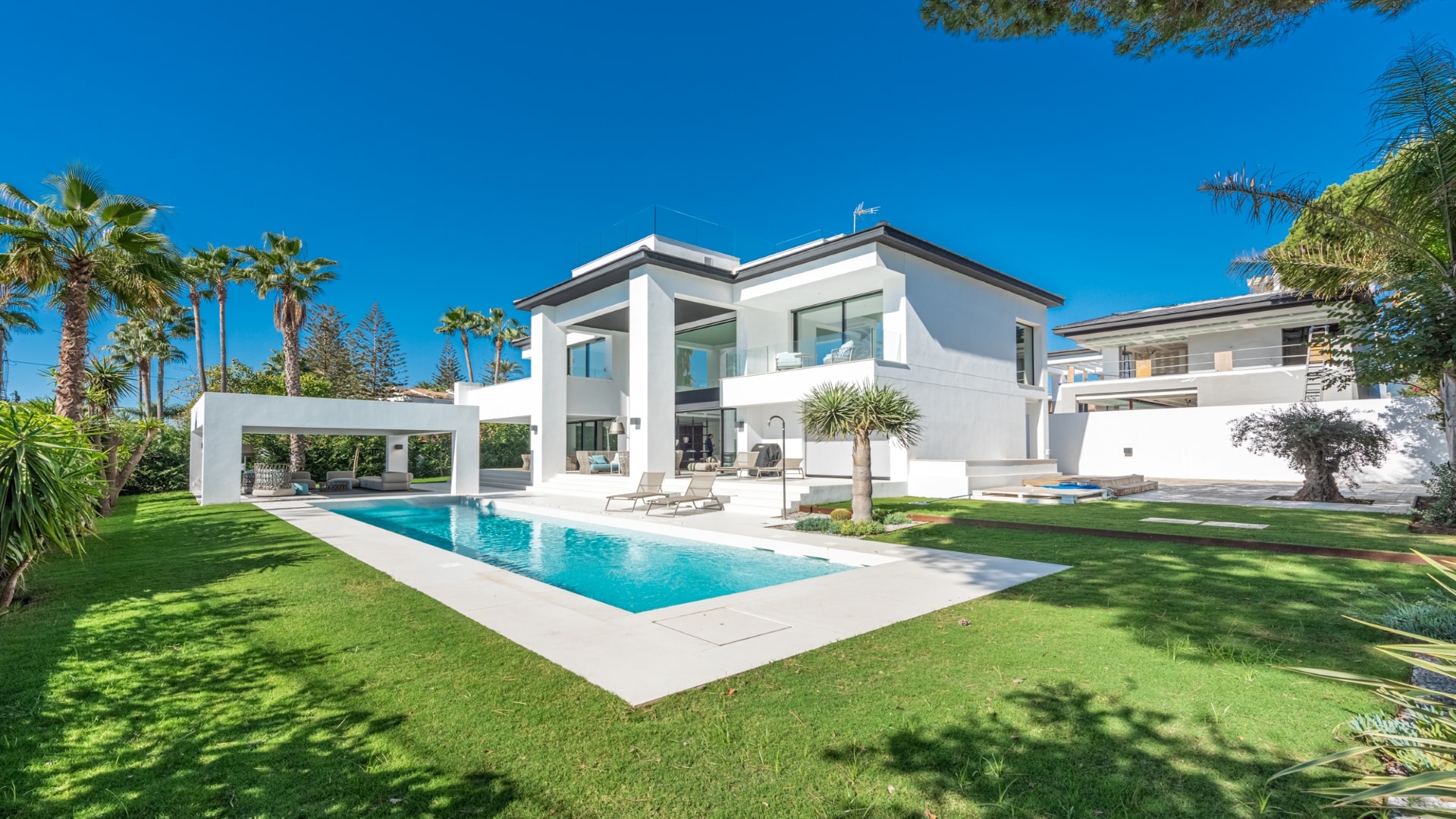 Impresionante Villa de Nueva Construcción Perfectamente Situada Cerca de Primera Línea de Playa de Cortijo Blanco en San Pedro de Alcántara, Marbella