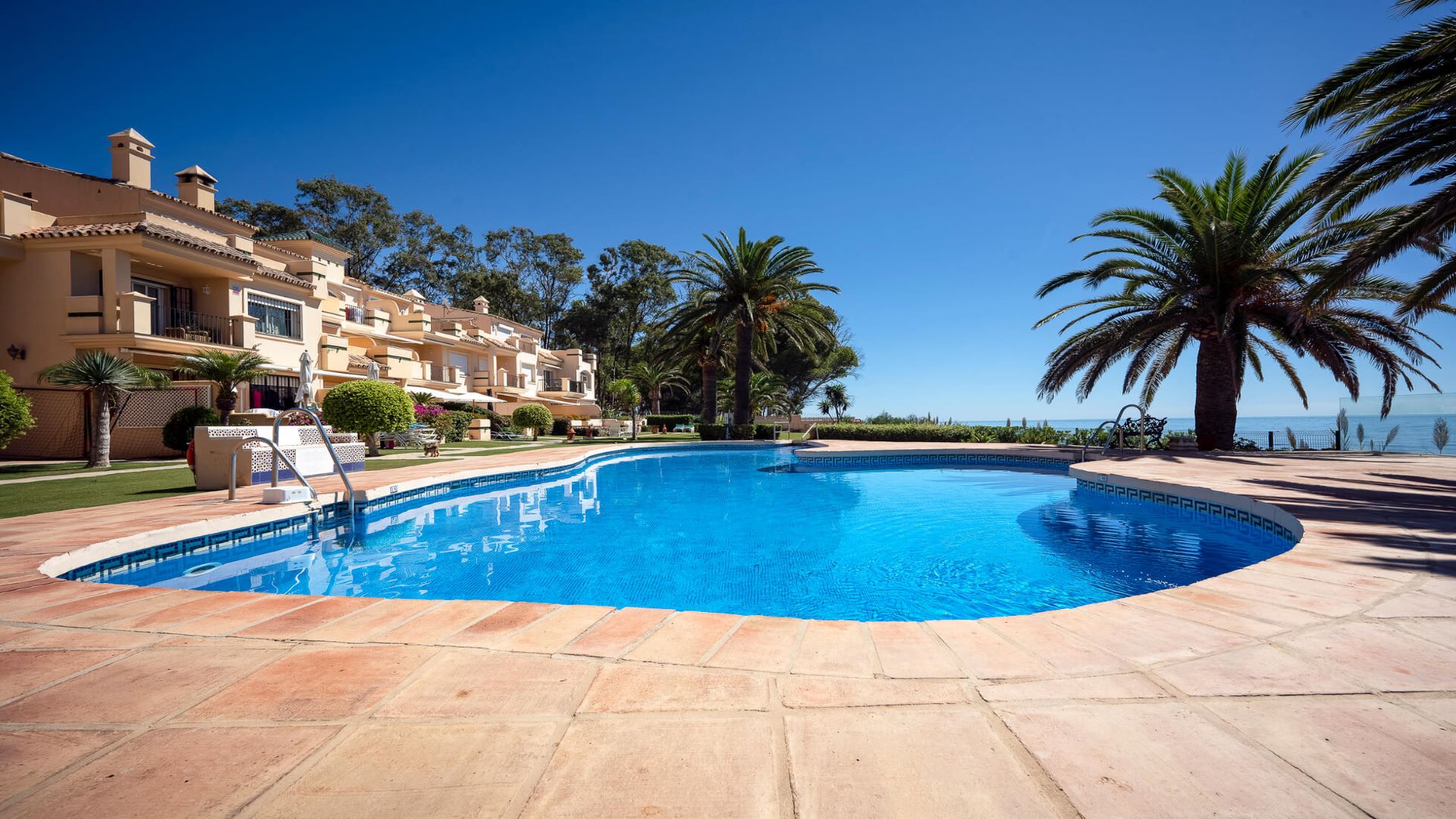 Exclusiva casa adosada de varios niveles en primera línea de playa situada en una urbanización cerrada cerca de Estepona Pueblo