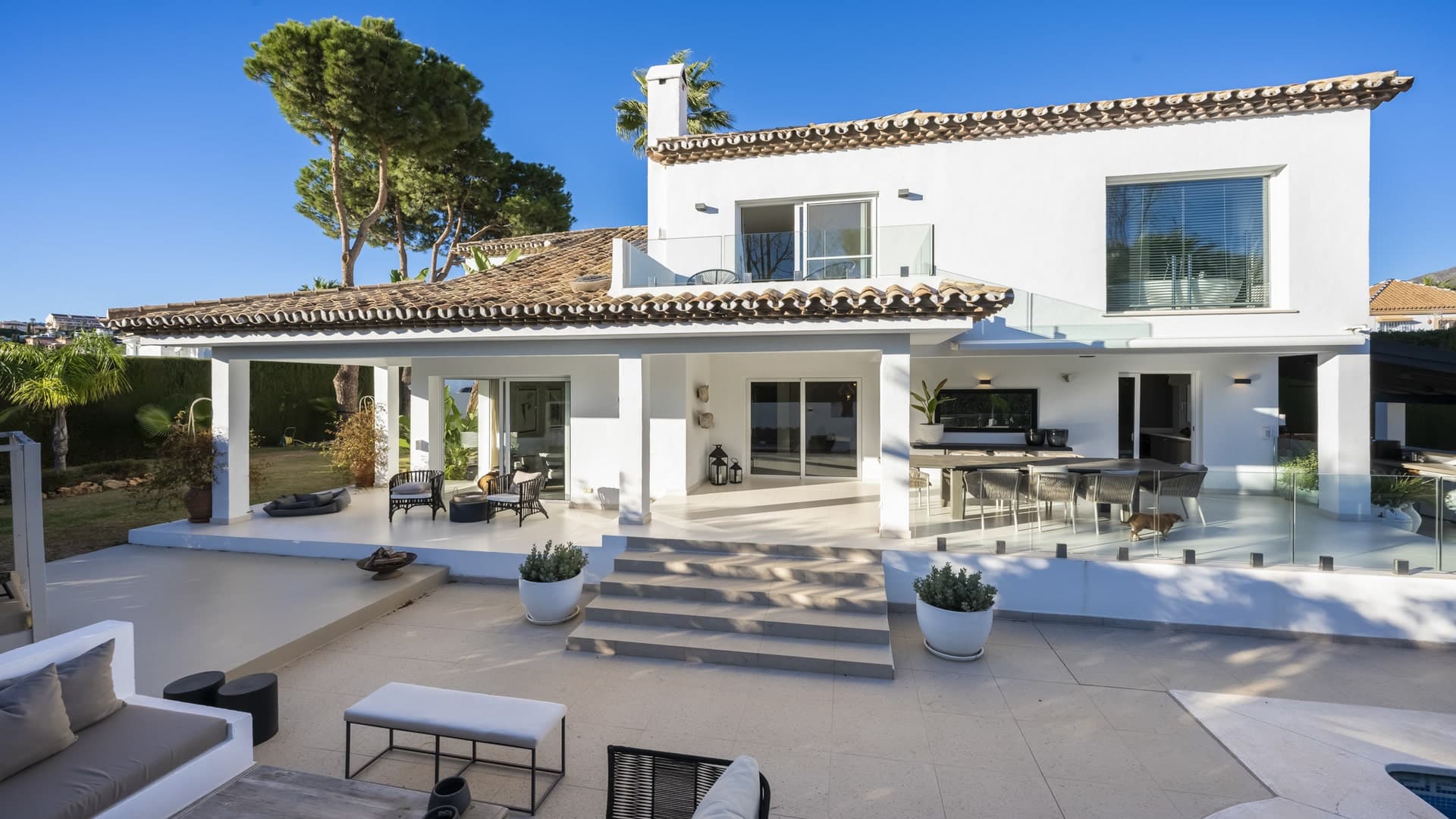 Moderna Villa Andaluza en Urbanización Privada y Segura de Nueva Andalucia, Marbella