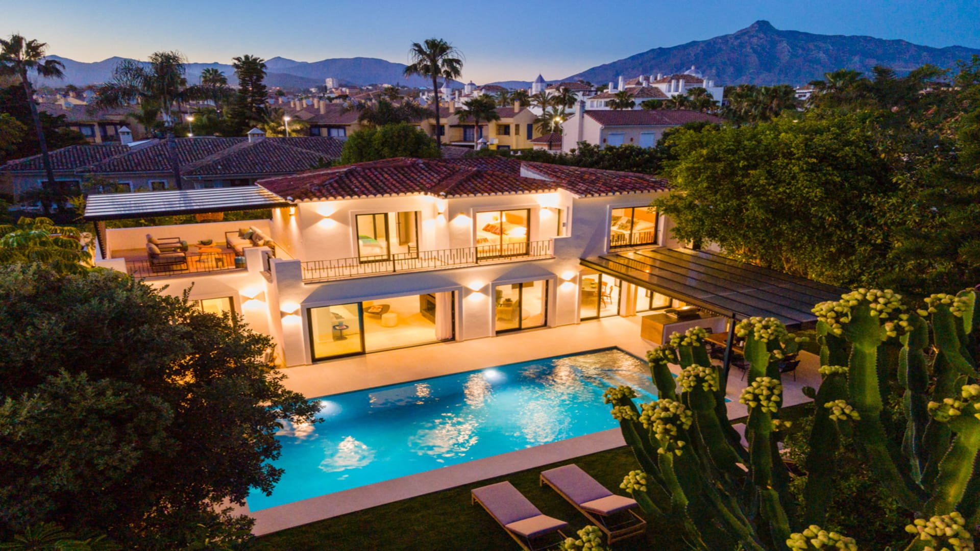 Villa Boutique Privada recién remodelada junto a la playa en Puerto Banús, Marbella