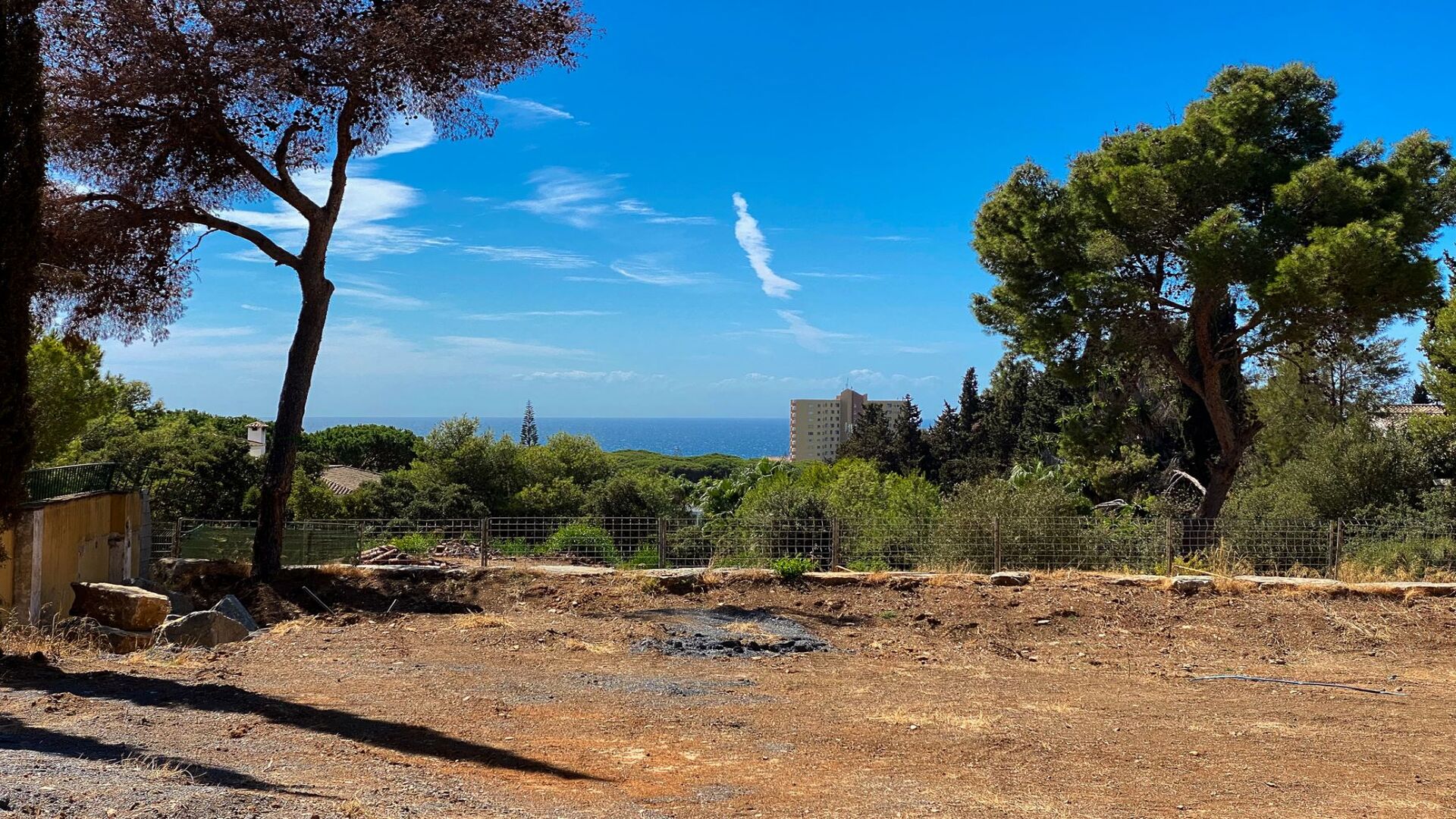 Amplia parcela en el tranquilo barrio de Hacienda Las Chapas, Marbella Este