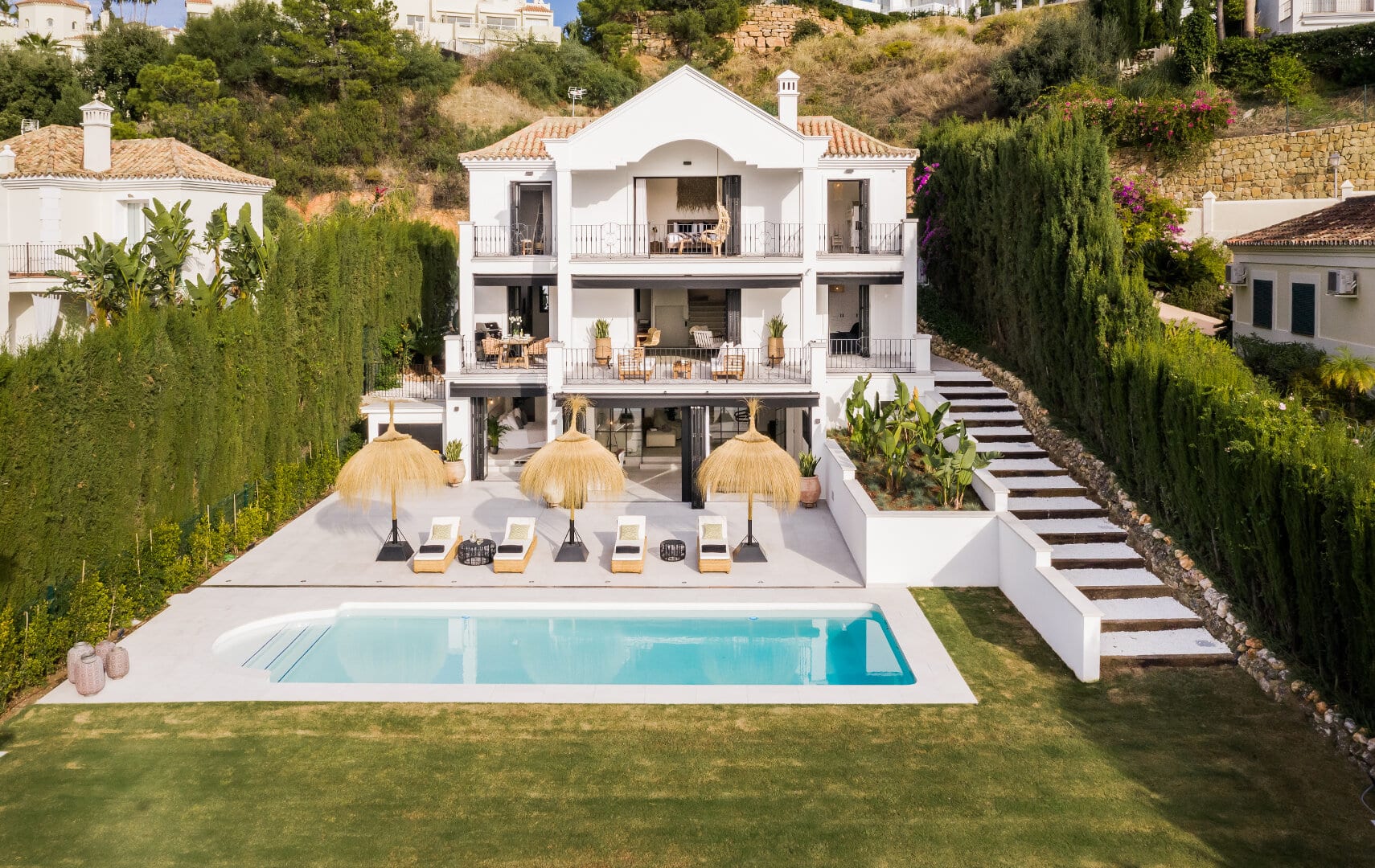 Elegante Villa Recién Reformada Totalmente Amueblada Con Decoración Chic De Inspiración Escandinava En Puerto Del Capitán Benahavís