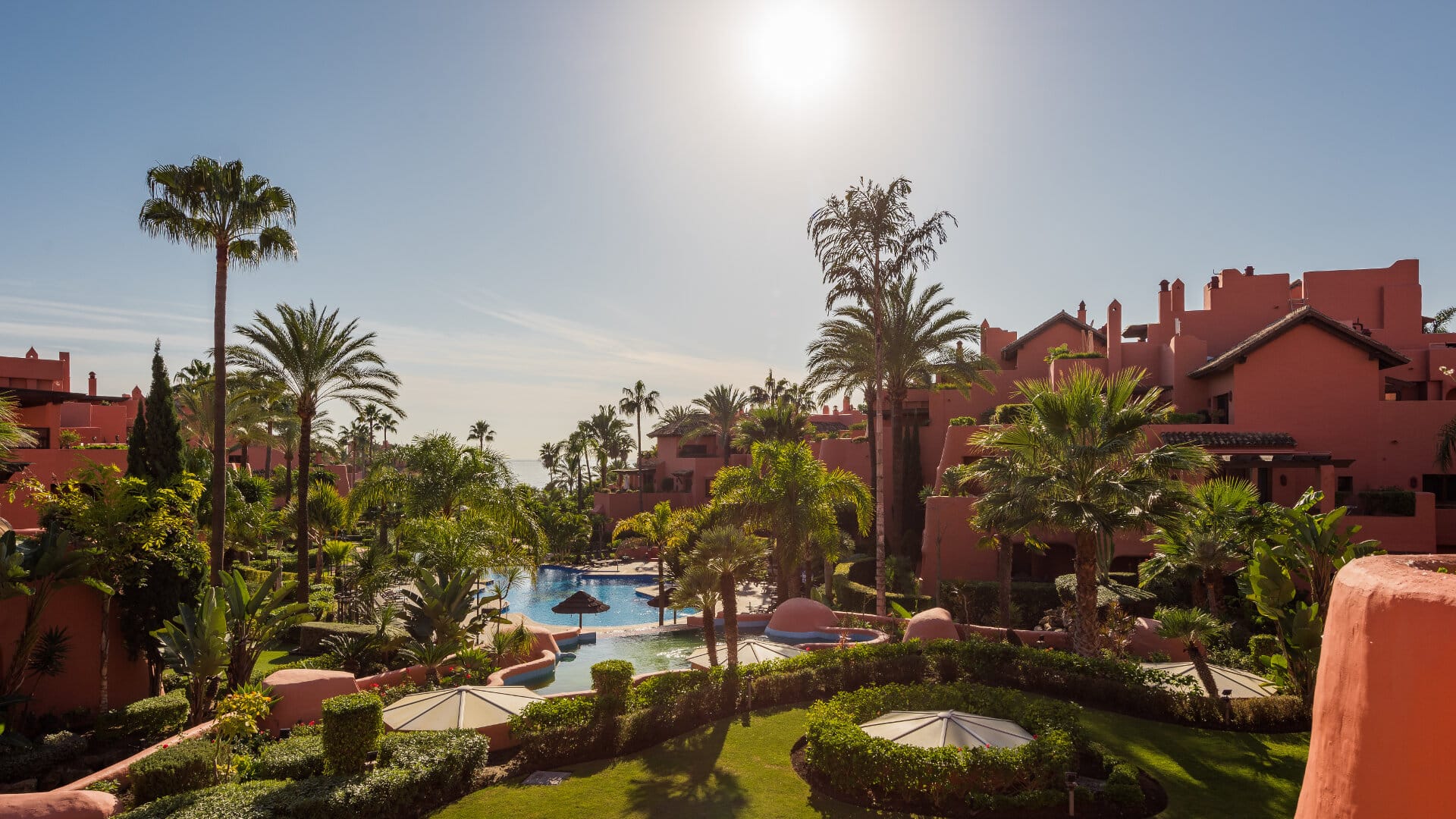 Apartamento de lujo en primera línea de playa con vistas al mar en Torre Bermeja en La nueva Milla de Oro Estepona