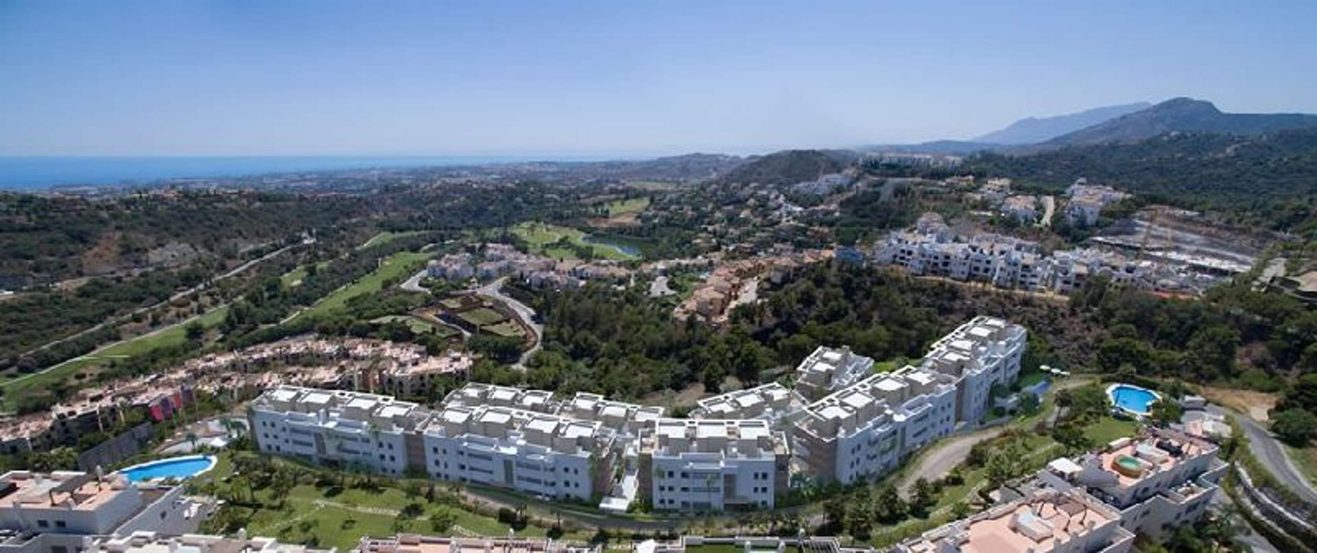 Drie slaapkamer begane grond appartement te koop in Botanic, Los Arqueros Benahavis