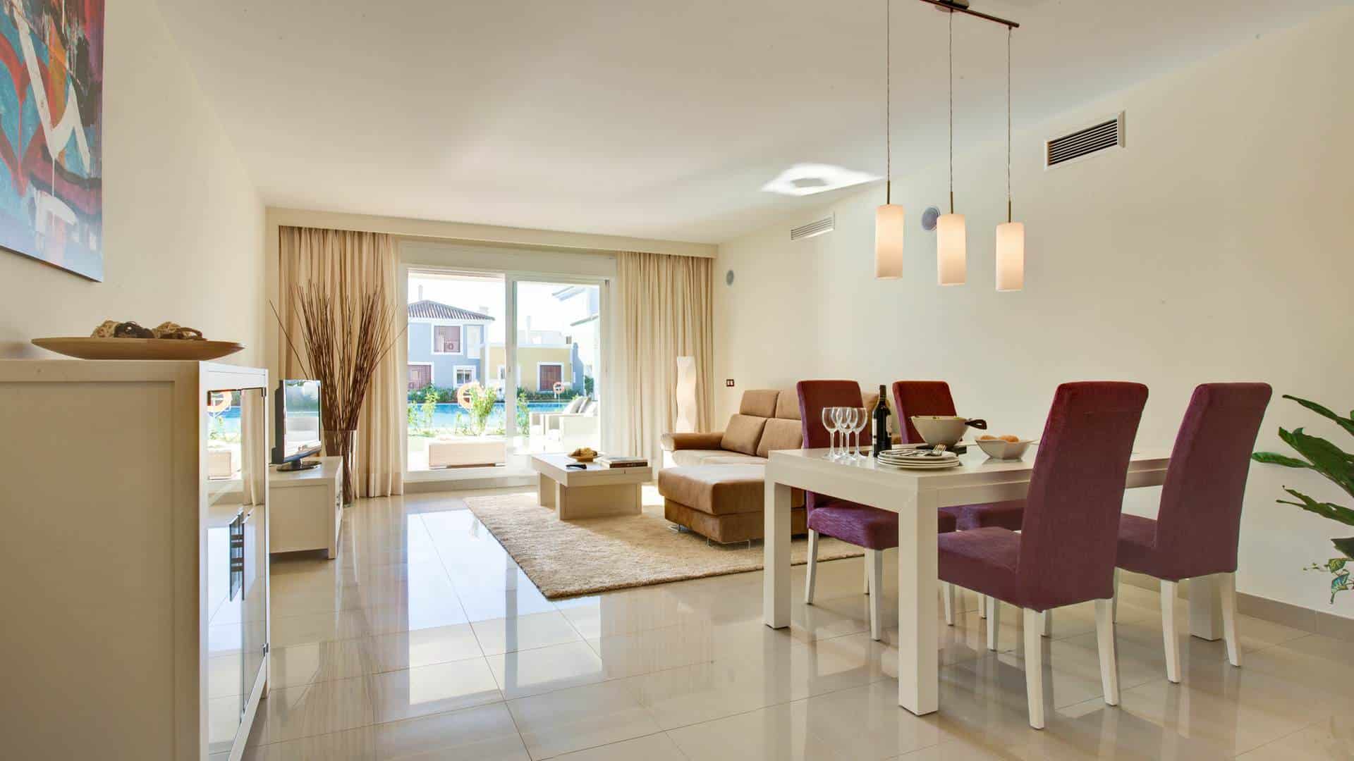 Ground floor apartment with large garden for sale in Cortijo del Mar Resort Estepona