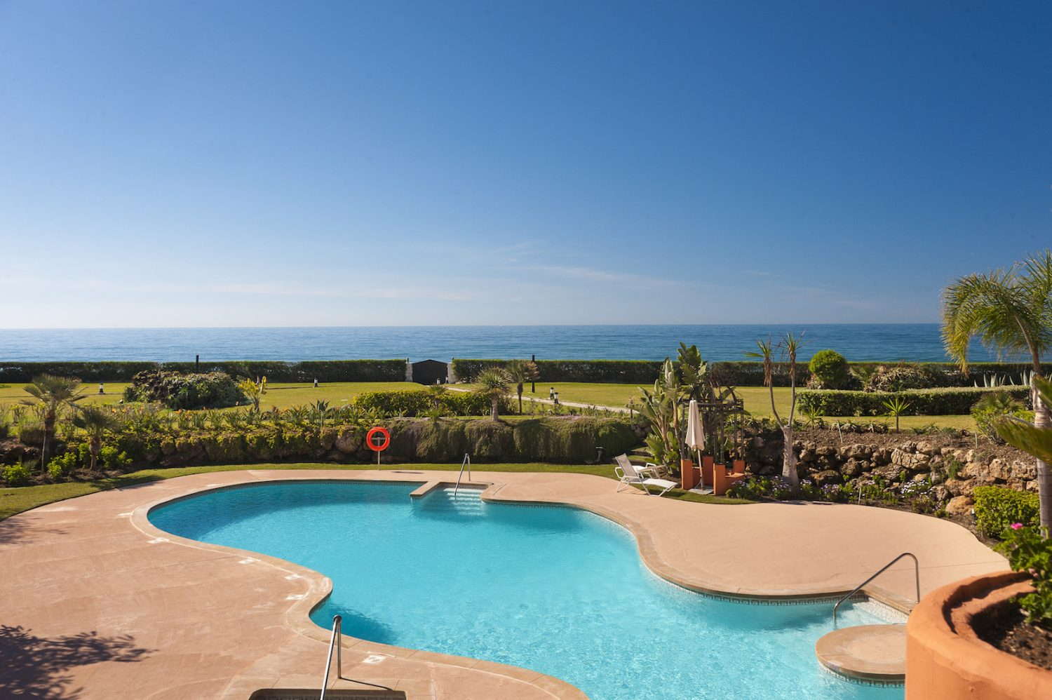 2 slaapkamer appartement aan het strand in La Morera Los Monteros, Marbella