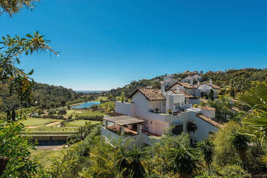 Duplex penthouse direct aan de golfbaan te koop met golf en zeezicht in La Quinta Nueva Andalucia, Marbella