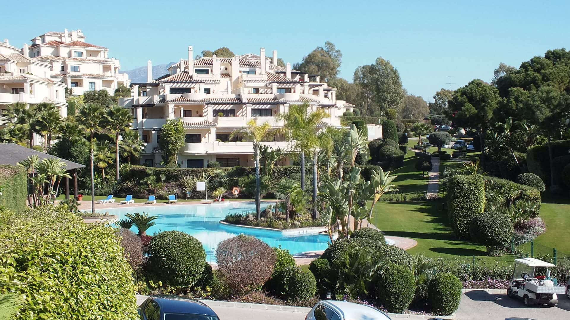 Perfect onderhouden twee slaapkamer appartement te koop in Capanes del Golf, Benahavis