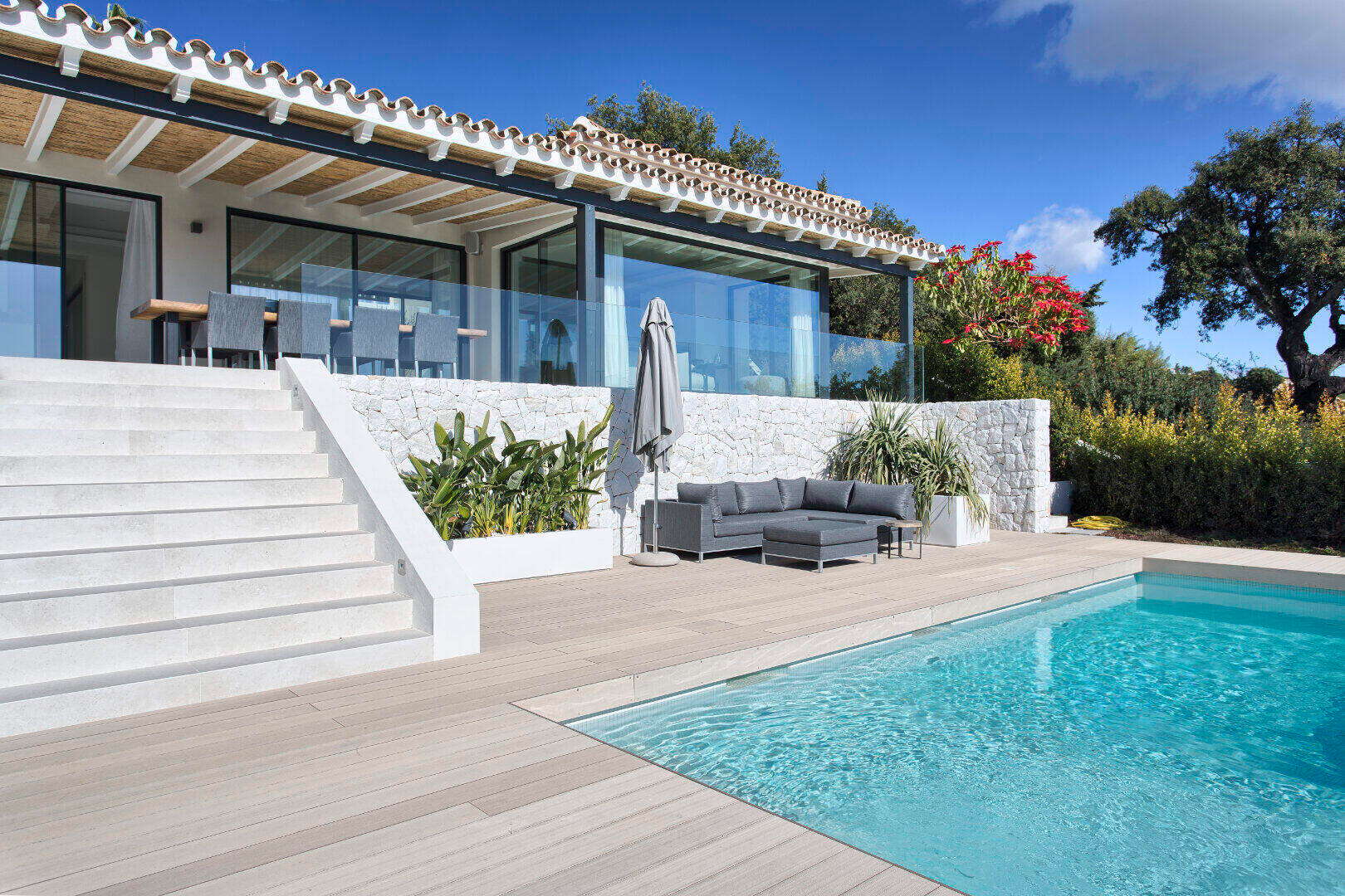 Onlangs gerenoveerde zuidgerichte villa met adembenemend uitzicht te koop in Elviria Marbella Oost