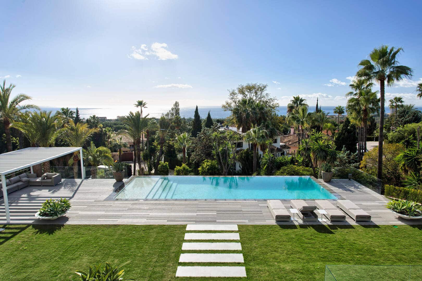 Luxe villa met panoramisch zeezicht te koop in Hacienda Las Chapas, Marbella East