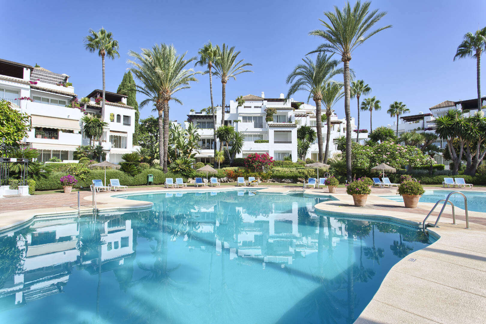 Alcazaba Beach 3 slaapkamer Duplex Penthouse aan zee op loopafstand van Estepona centrum
