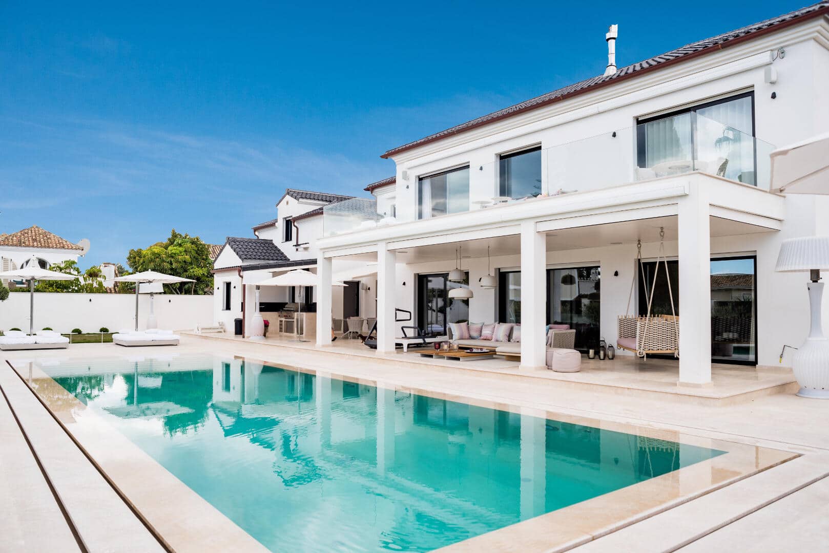 Uitstekende moderne villa aan het strand gelegen in het iconische Casablanca project op loopafstand van het strand aan de Golden Mile van Marbella.