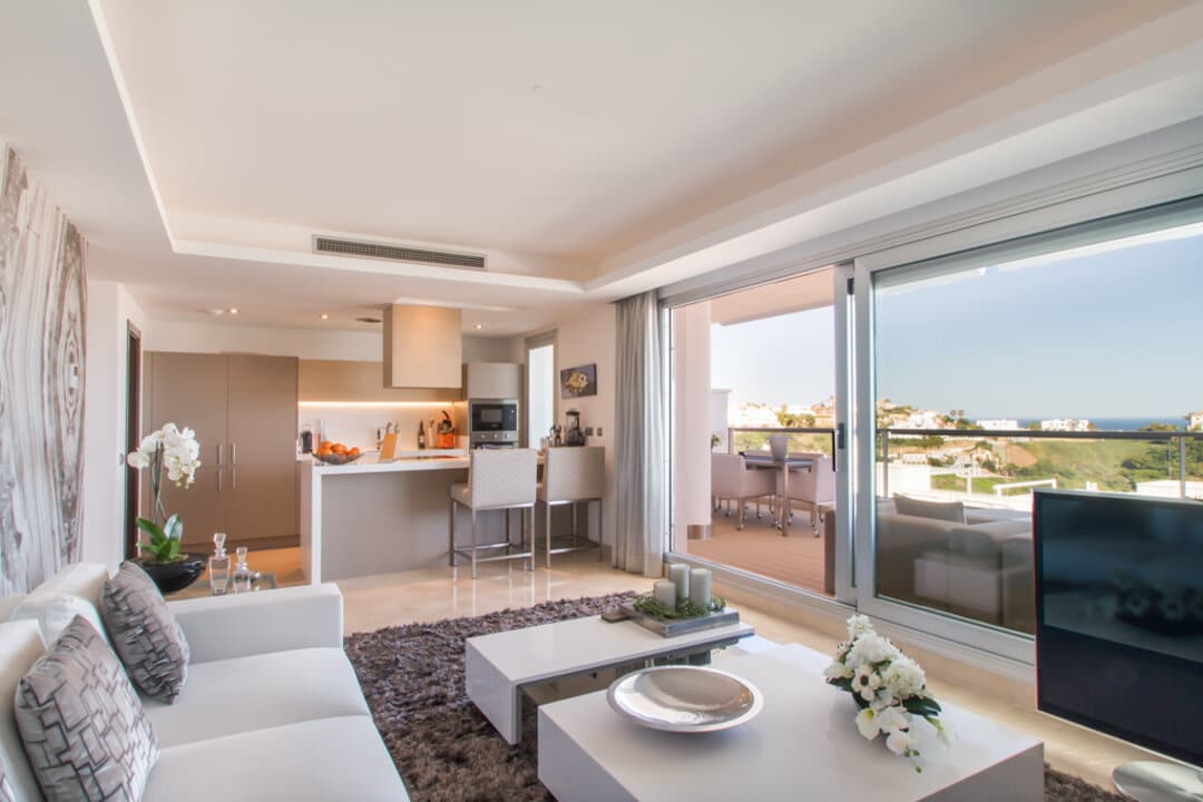 Panoramisch uitzicht op zee en de bergen Avalon appartement in Los Arqueros Benahavis