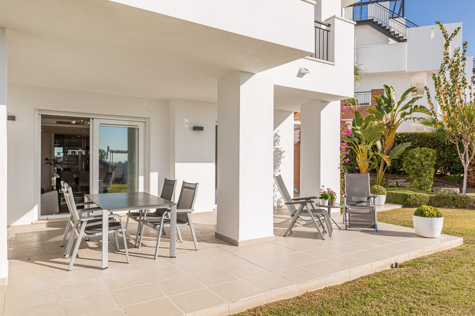 Modern 3 slaapkamer appartement met golf en zeezicht in Los Robles de Los Arqueros Golf Benahavis