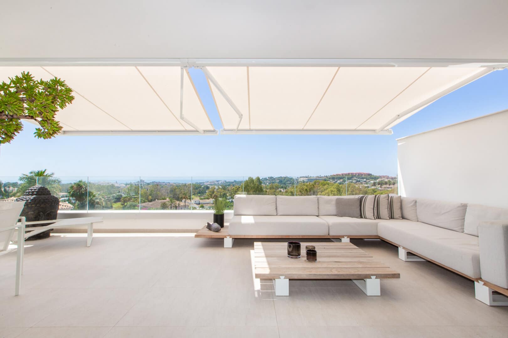 Modern luxe apartment in Azahar de Marbella met open zicht over de golfvallei naar zee