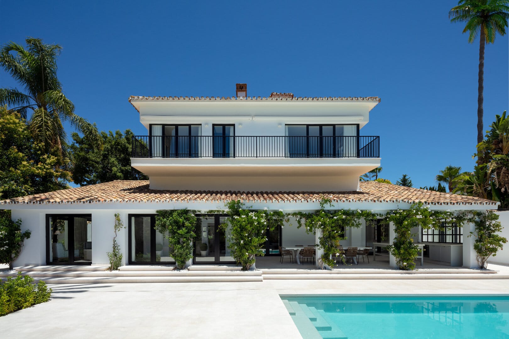 Indrukwekkende Andalusische stijl villa eerste lijn golf in Las Brisas, Nueva Andalucia