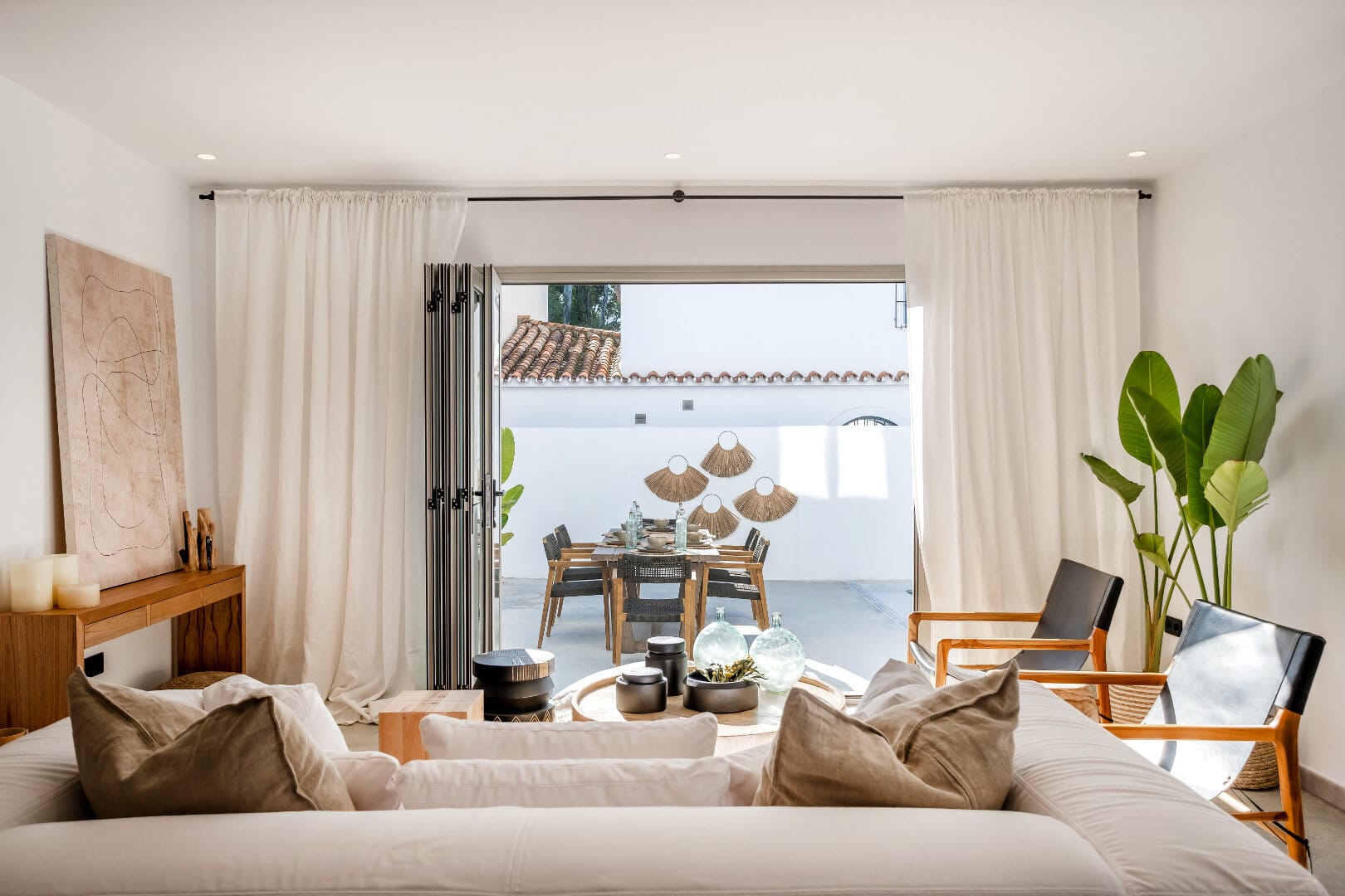 Ibiza design villa met privé zwembad op slechts 150 meter van het strand in Linda Vista, San Pedro de Alcantara Marbella
