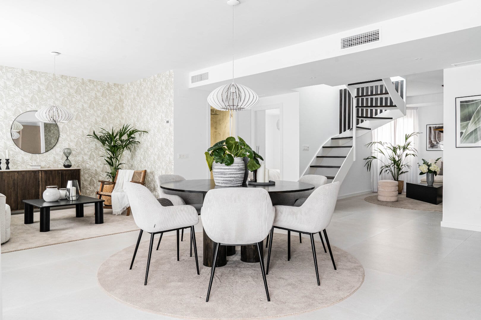 Modern en onlangs gerenoveerd Penthouse op slechts 900 meter van het strand in San Pedro, met uitzicht op zee en twee terrassen