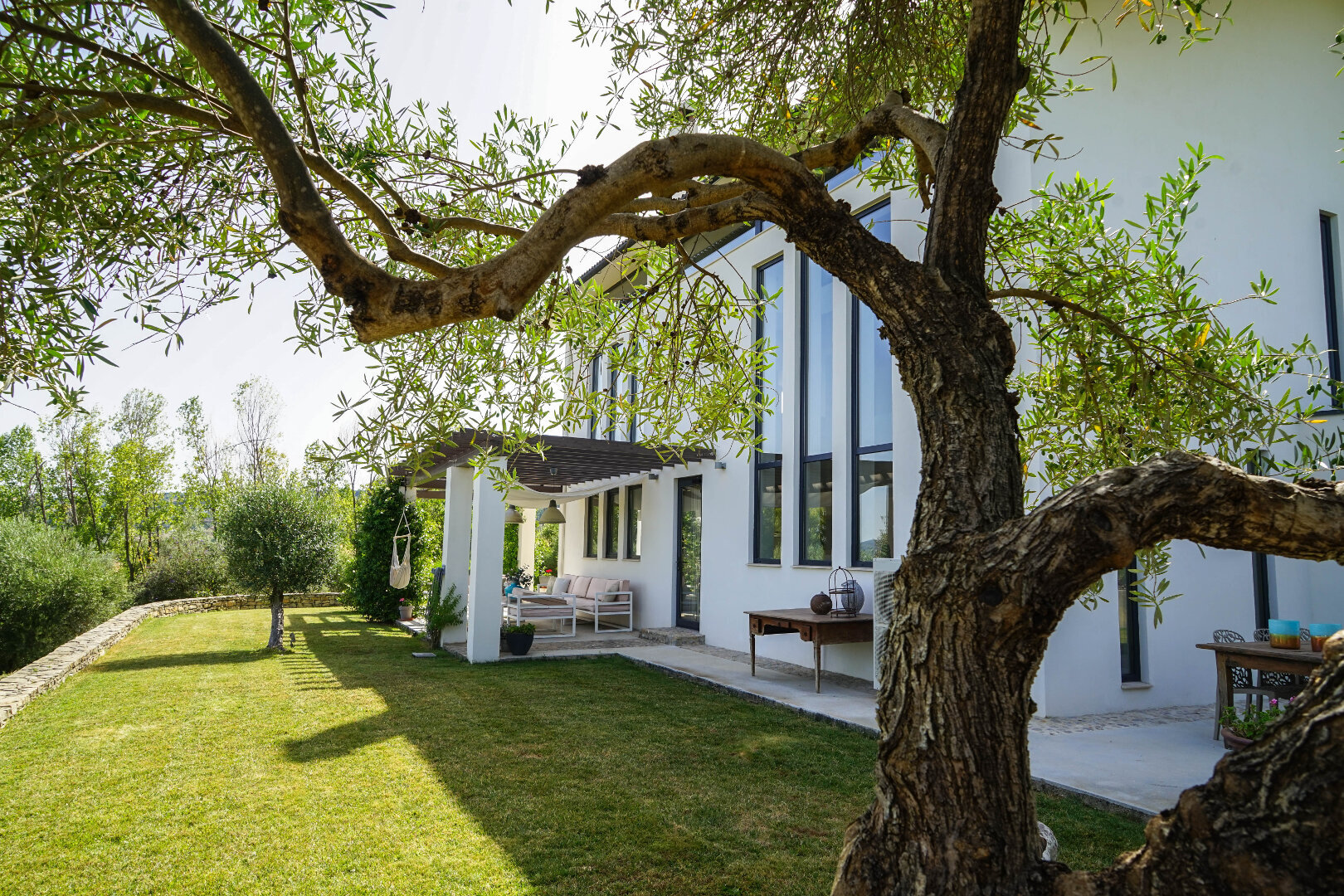 Luxe villa in Ronda Andalucia, omgeven door twee hectare privé olijfgaard, een ware oase op slechts 2 km van de oude stad.