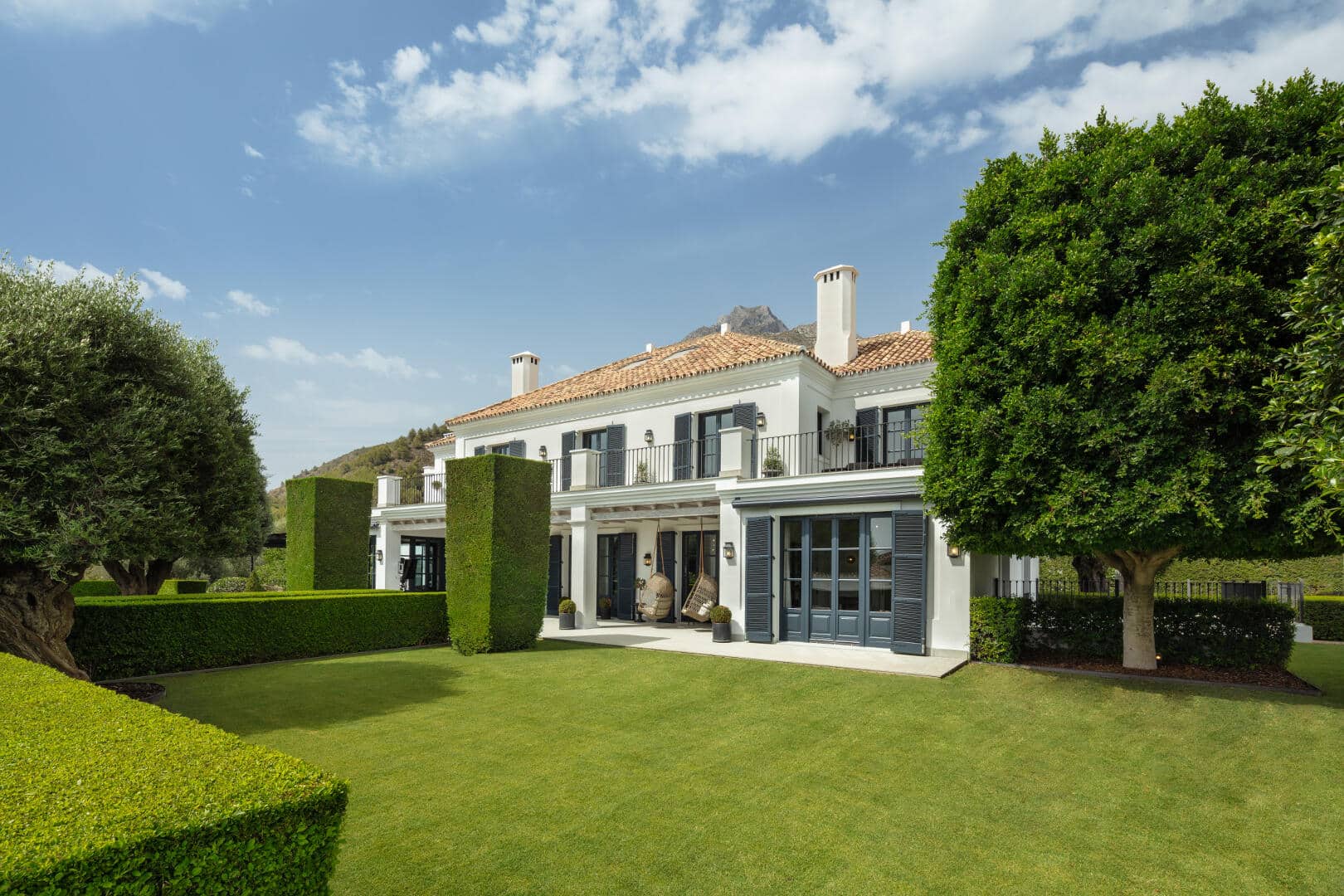 Casa Castaña is een elegante luxe villa gelegen in een van de meest exclusieve gemeenschappen binnen de Marbella Golden Mile