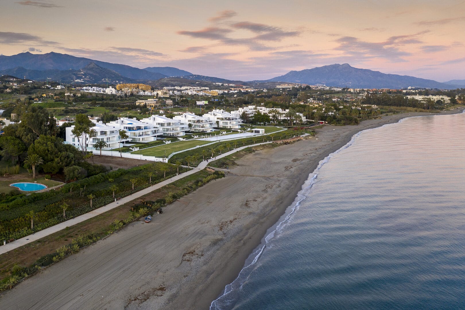 Emare Estepona eerste lijn strand eerste verdieping 4 slaapkamer appartement met eindeloos uitzicht op zee