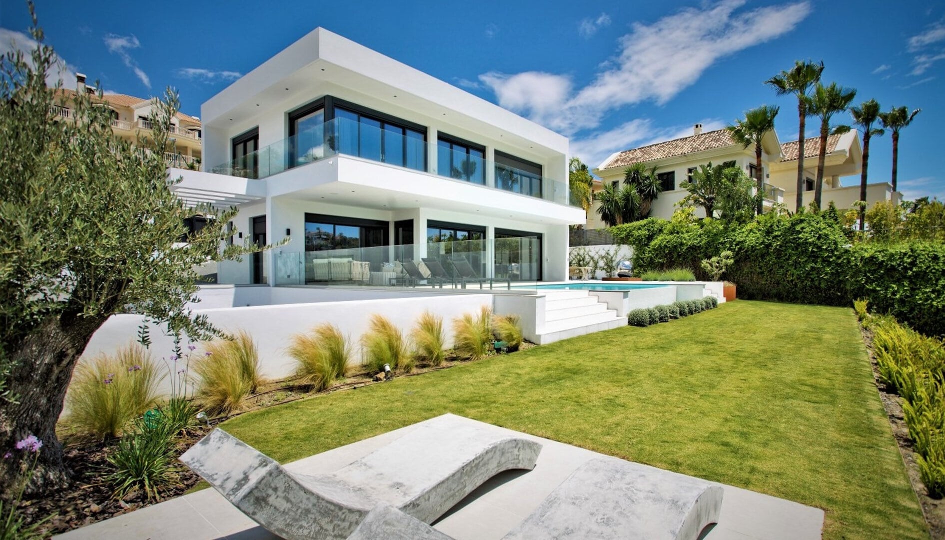 Een prachtig modern familiehuis is deze 5 slaapkamer top kwaliteit Villa La Alqueria Benahavis met een prachtig uitzicht, fitnessruimte en kantoor
