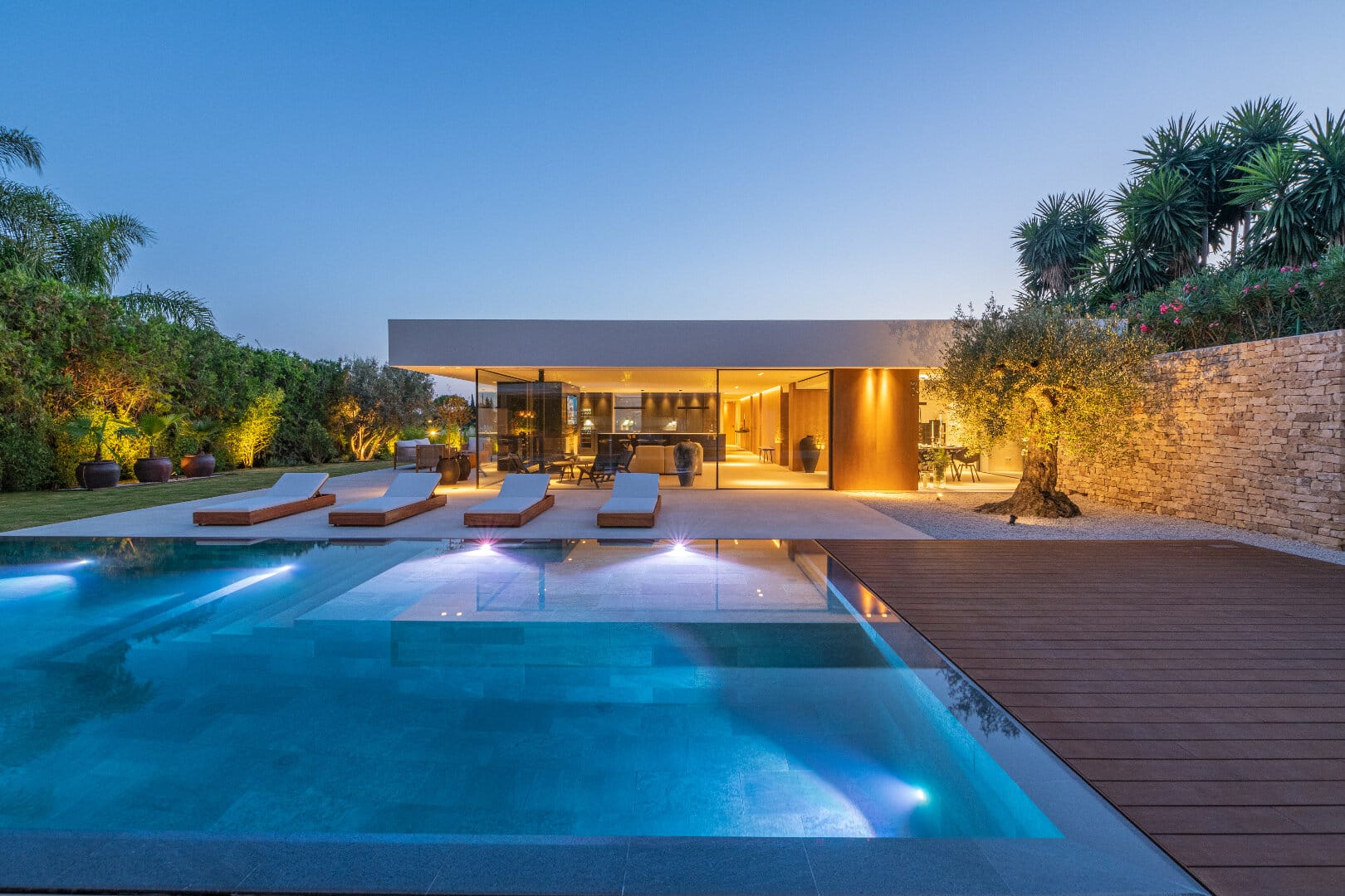 Eigentijdse Ibiza-stijl villa in La Cerquilla Nueva Andalucía, een van de meest gewilde woonwijken van Marbella