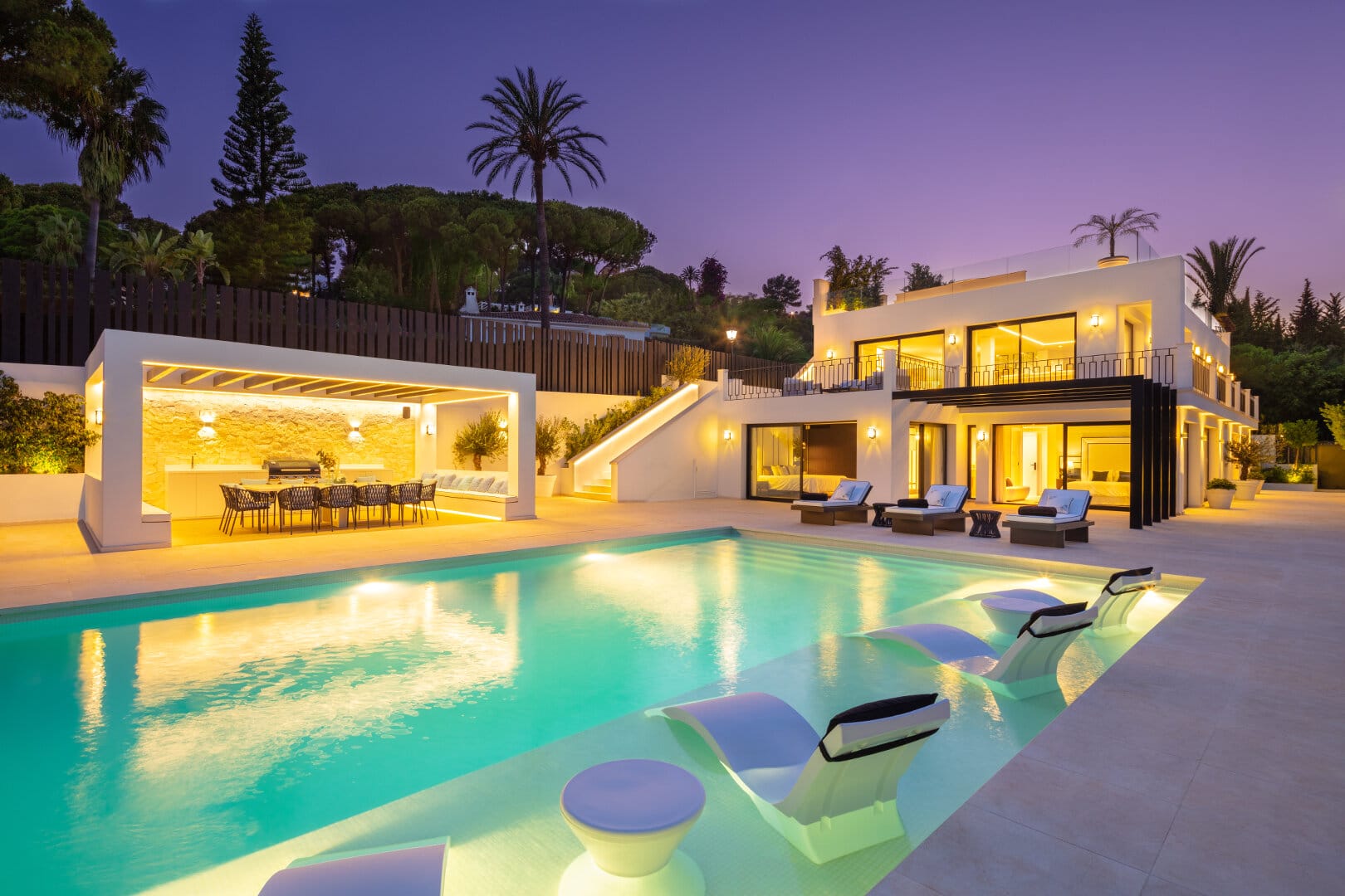 Nieuwe, prachtig gepresenteerde luxe villa gelegen in het hart van de Nueva Andalucia Golf Valley.