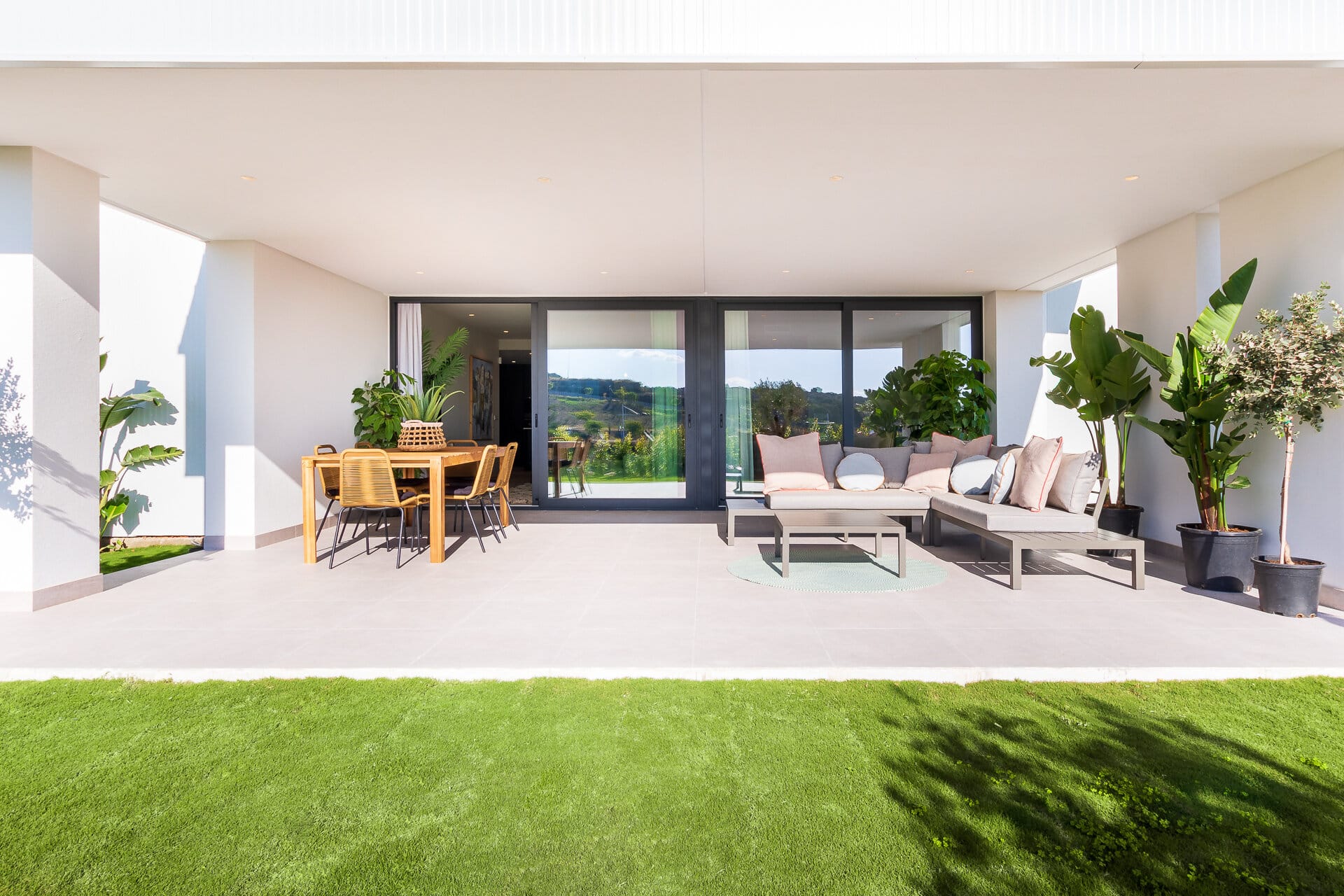 Nieuw gelijkvloers appartement in Azahar de Estepona, mooi terras met grote tuin op loopafstand van de zee