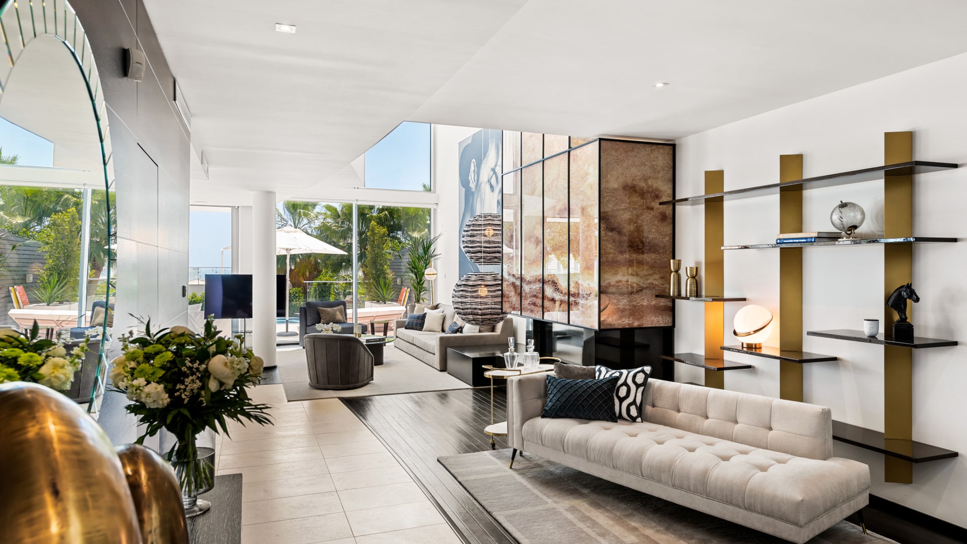 Modern huis met zeezicht in Sierra Blanca Marbella, een uniek en geraffineerd huis met designmeubels