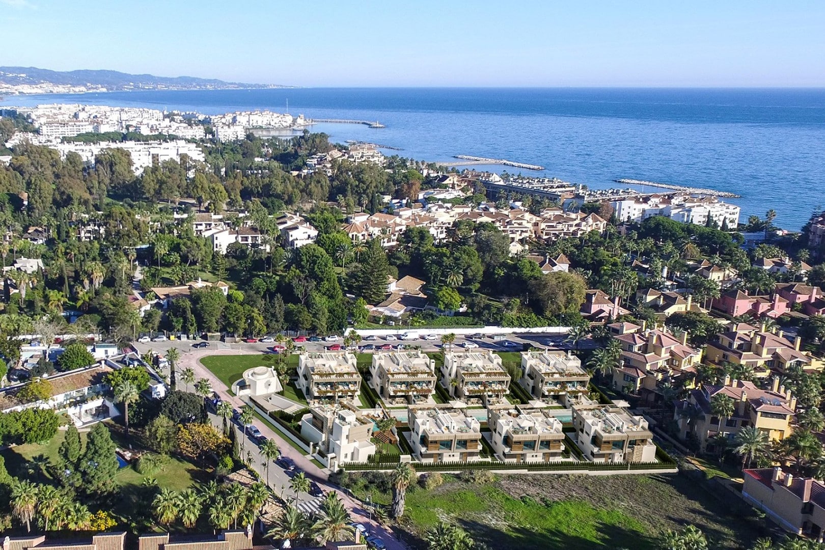 Key Ready halfvrijstaande villa met privézwembad aan het strand van Puerto Banús op korte loopafstand van de haven