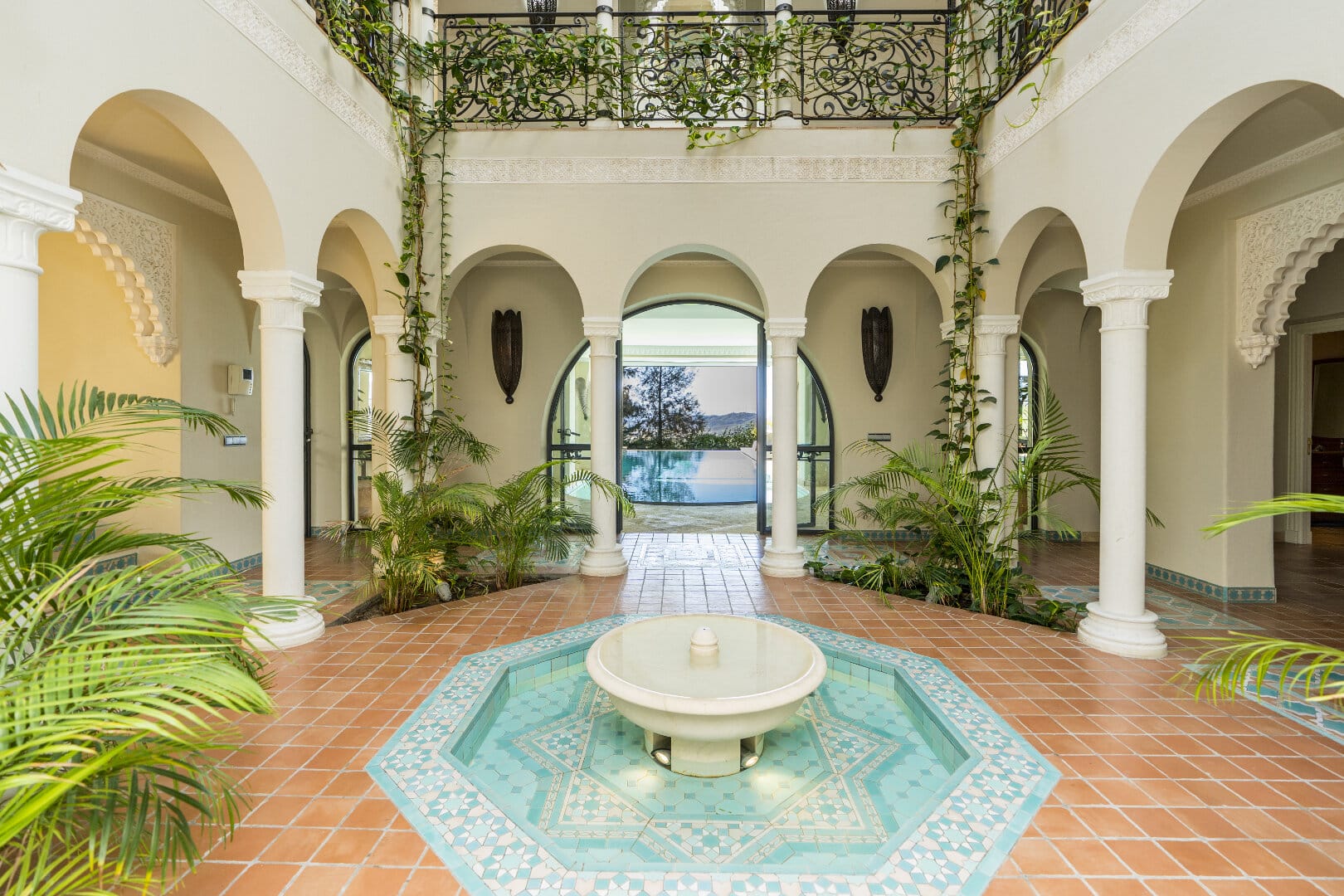 Betoverende villa in Alhambra stijl in het exclusieve Marbella Club Golf Resort, Benahavis