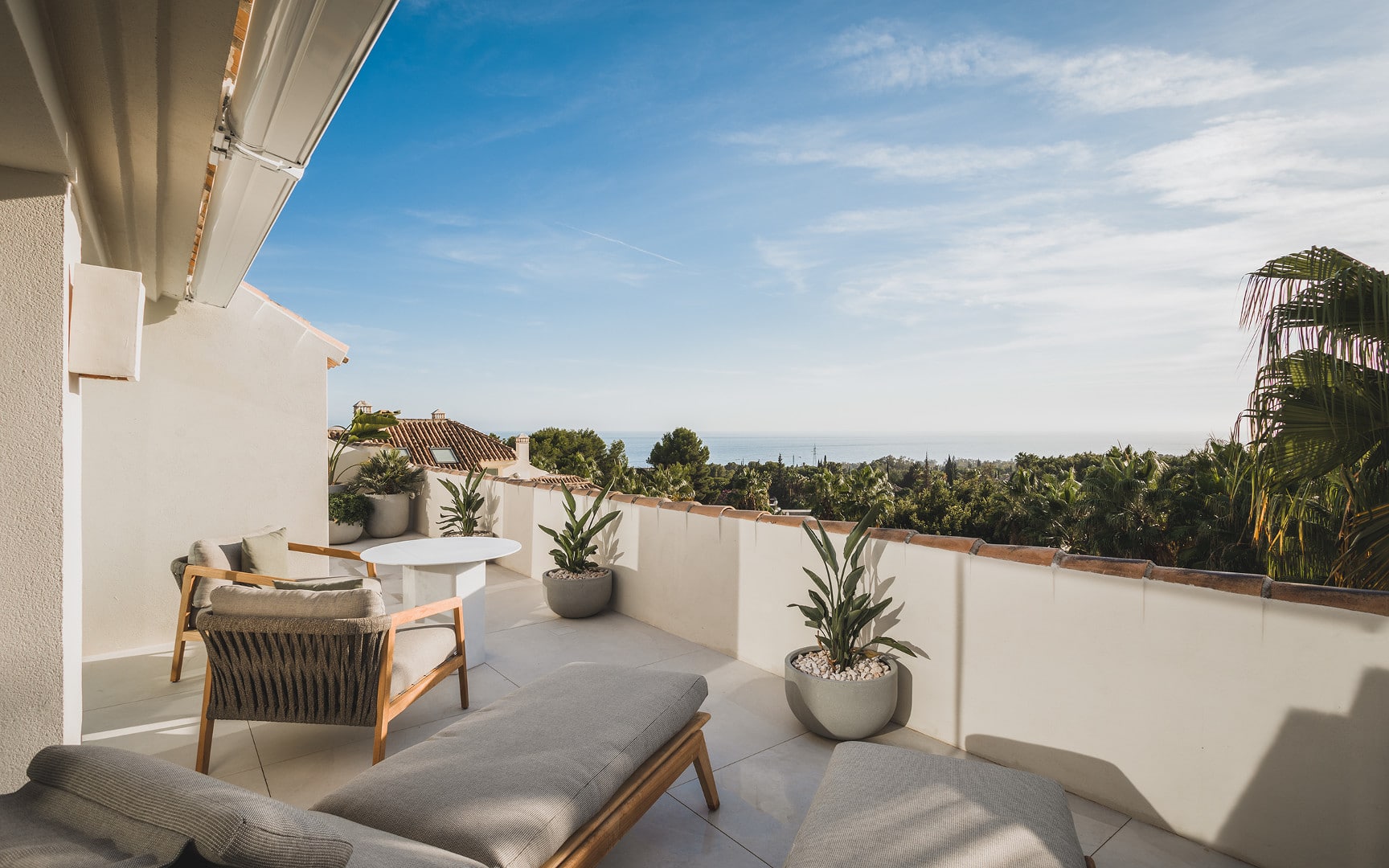 Duplex penthouse with breath-taking sea views in El Retiro de Nagueles on Marbella’s Golden Mile