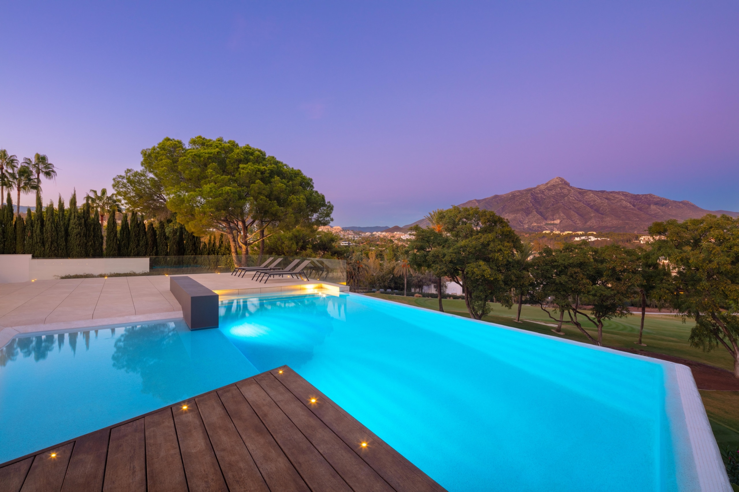 Schitterende golfvilla gelegen in het hart van de Golf Valley in Las Brisas, Nueva Andalucia