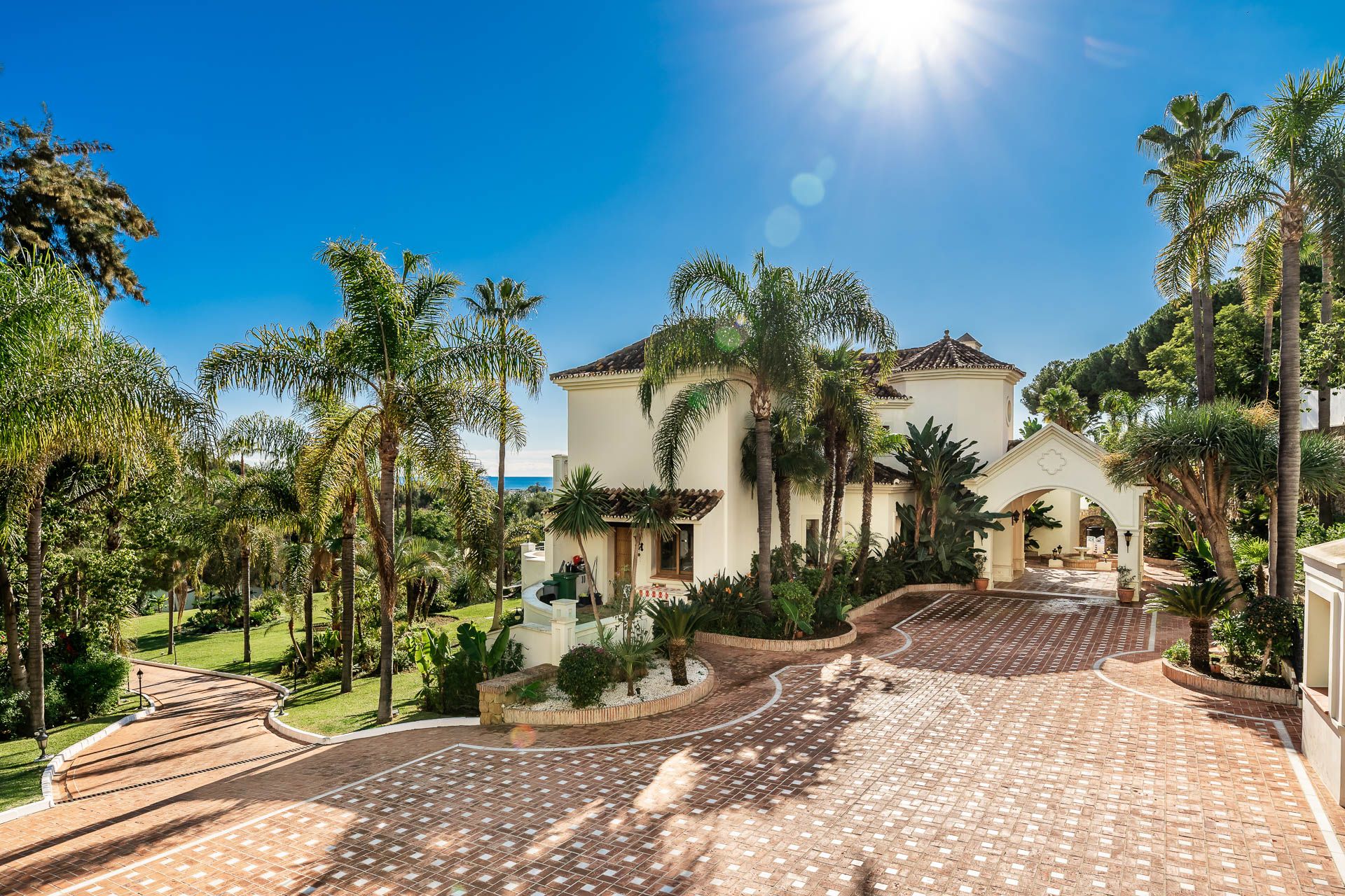 Rancho Paraiso, een luxe mediterrane paleisvilla, 16 slaapkamers, hoofdgebouw, gastenverblijf & personeelswoning in El Paraiso Alto, Benahavis